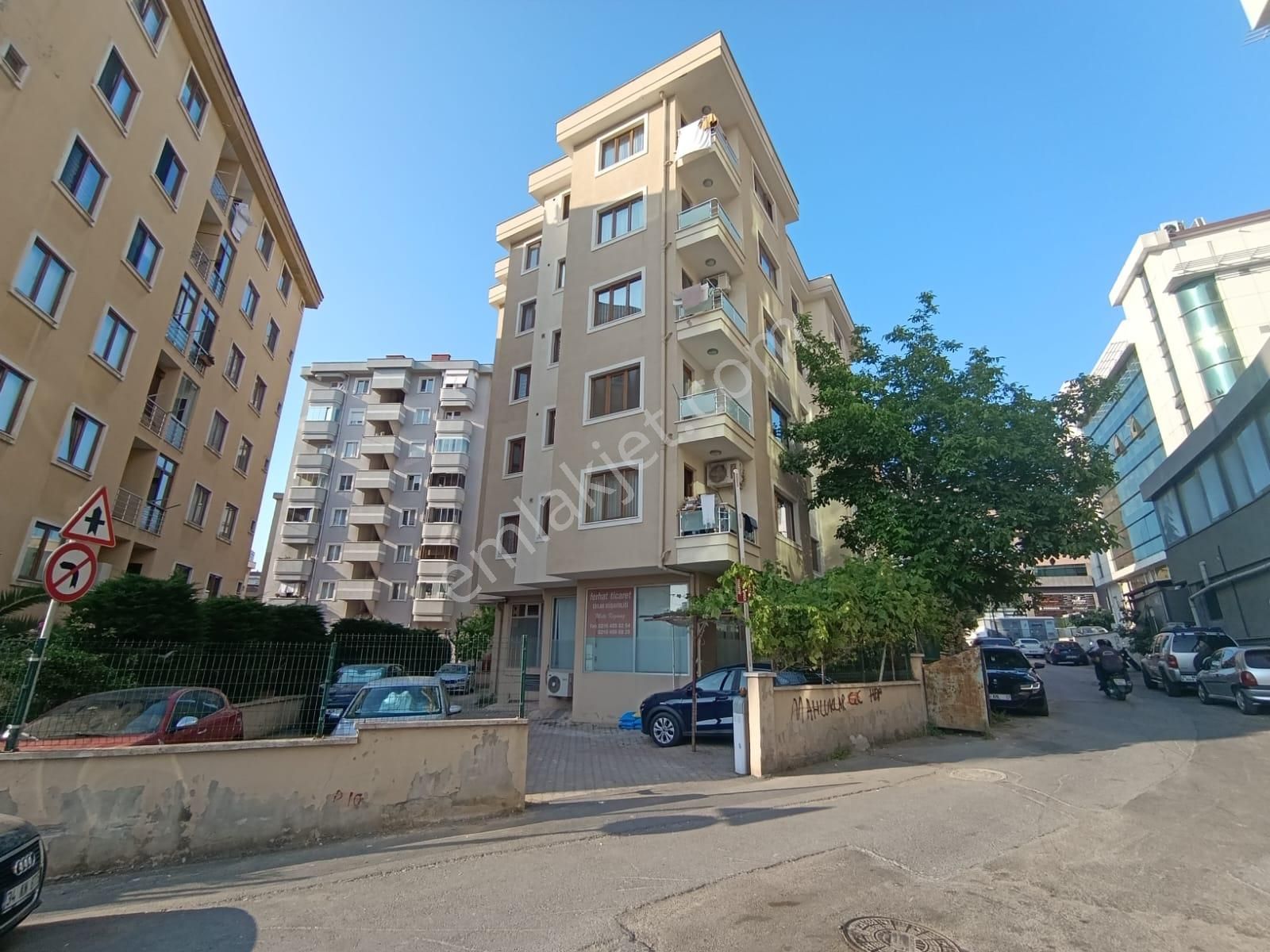 Küçükbakkalköy De Emsalsiz Konumda Genç Binada 3+1 100 M² Net