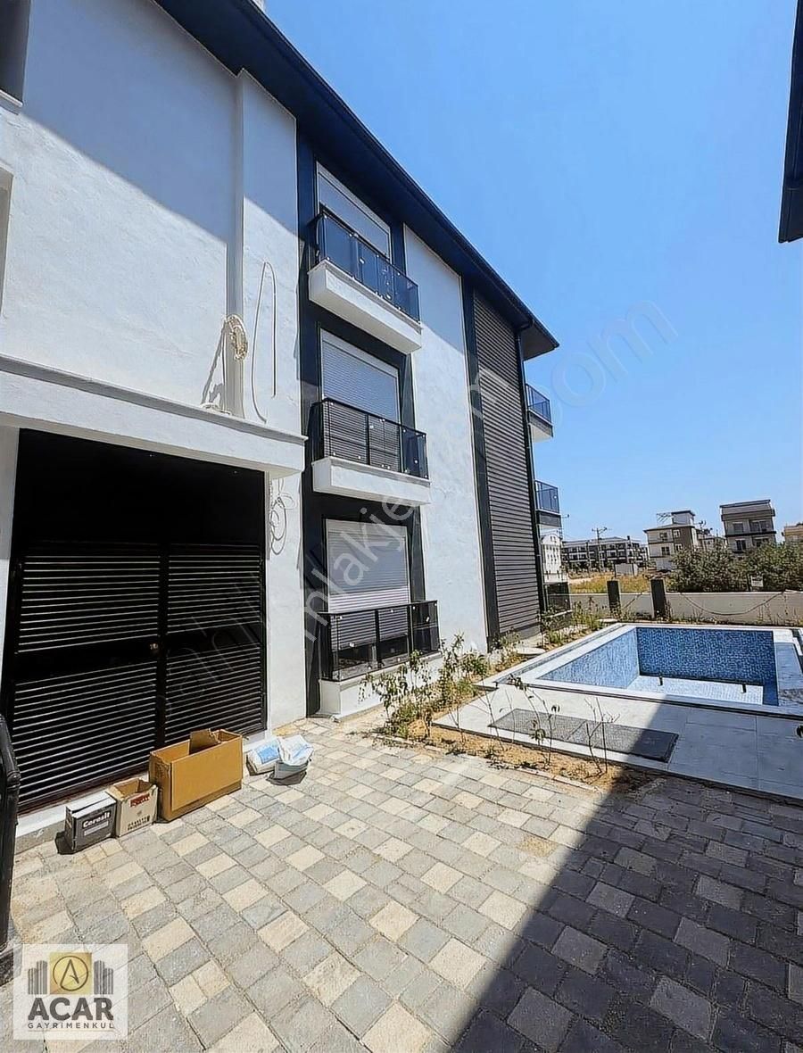 Bilim Üniversitesi Karşısı Havuzlu Sitede 1+1 Satılık Daireler