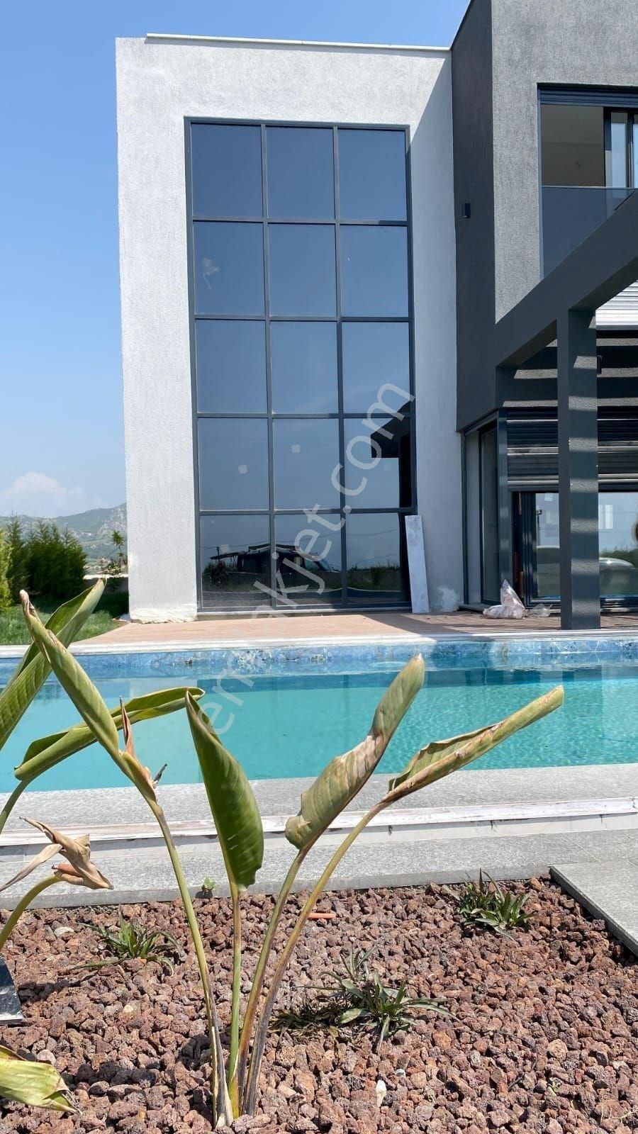 Kuşadası Karaova'da Tek Müstakil Özel Havuzlu Villa