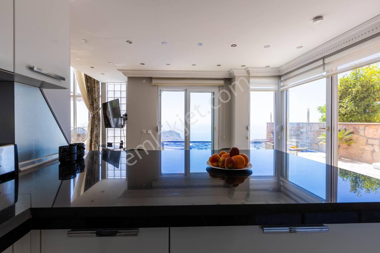 Alanya Tepe Bölgesinde Lüx Dizayn Edilmiş 4+1 Villa - Görsel 17