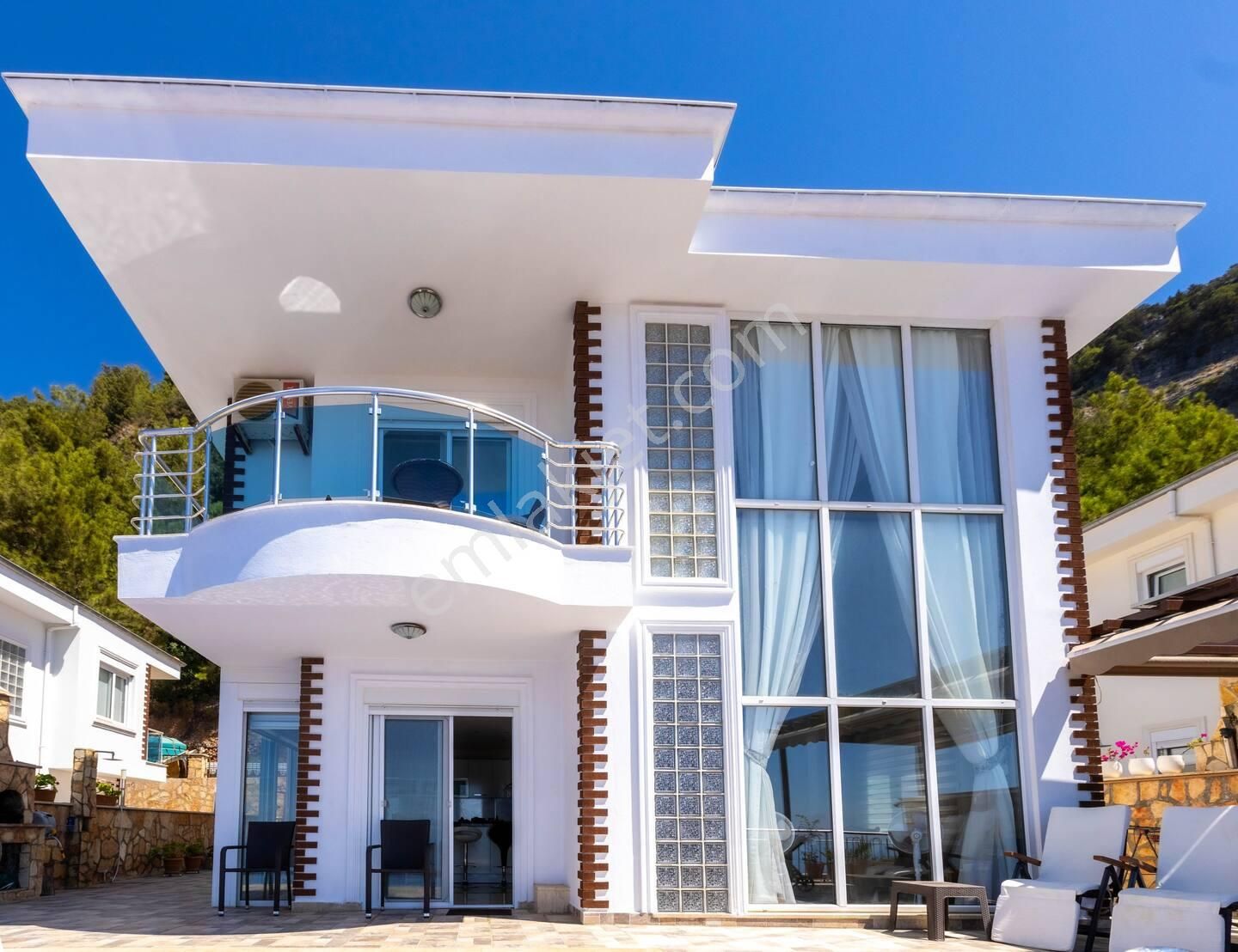 Alanya Tepe Bölgesinde Lüx Dizayn Edilmiş 4+1 Villa - Görsel 3