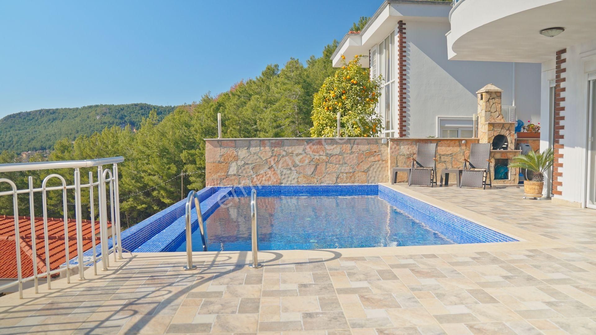 Alanya Tepe Bölgesinde Lüx Dizayn Edilmiş 4+1 Villa - Görsel 23