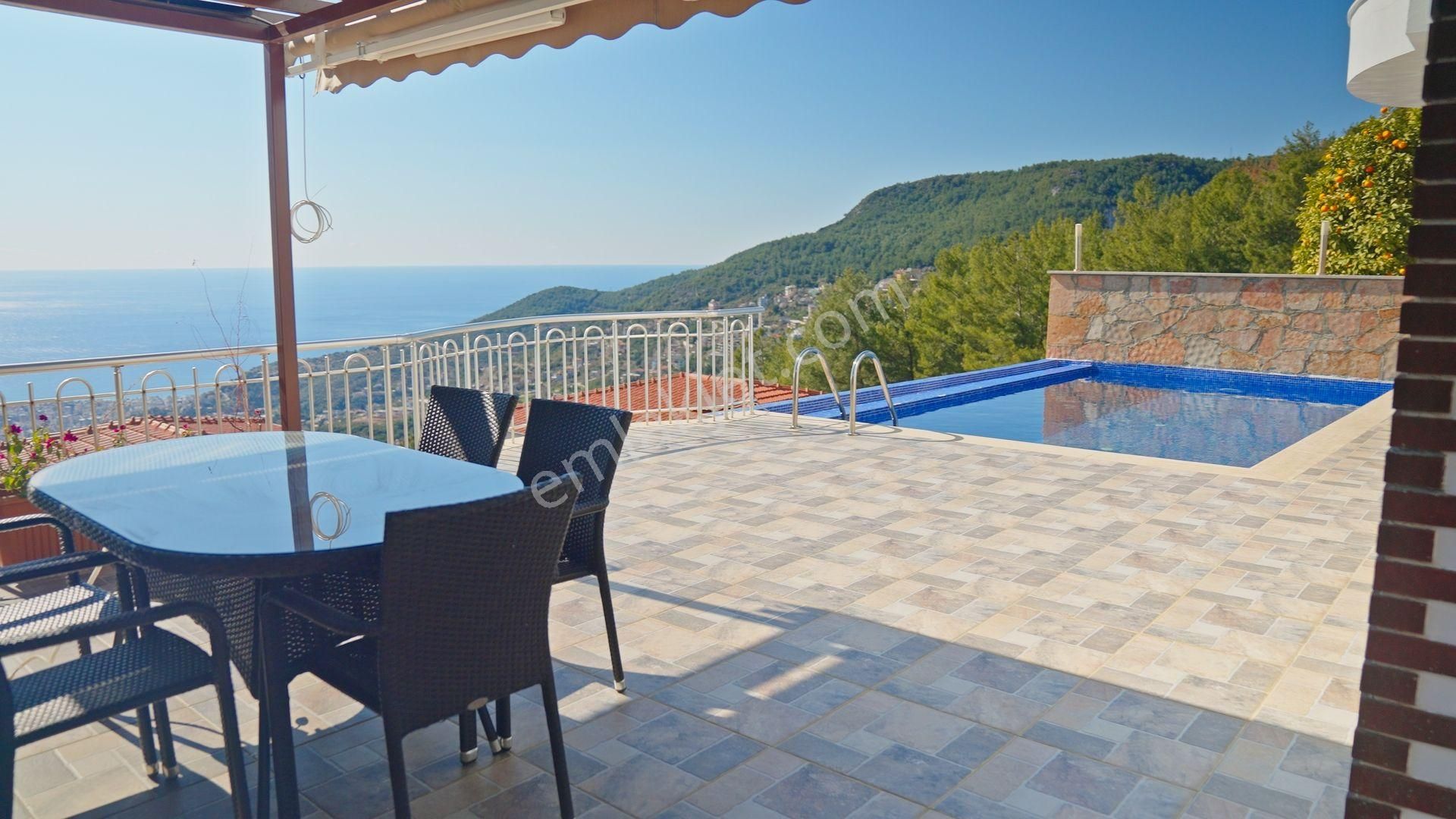 Alanya Tepe Bölgesinde Lüx Dizayn Edilmiş 4+1 Villa - Görsel 22