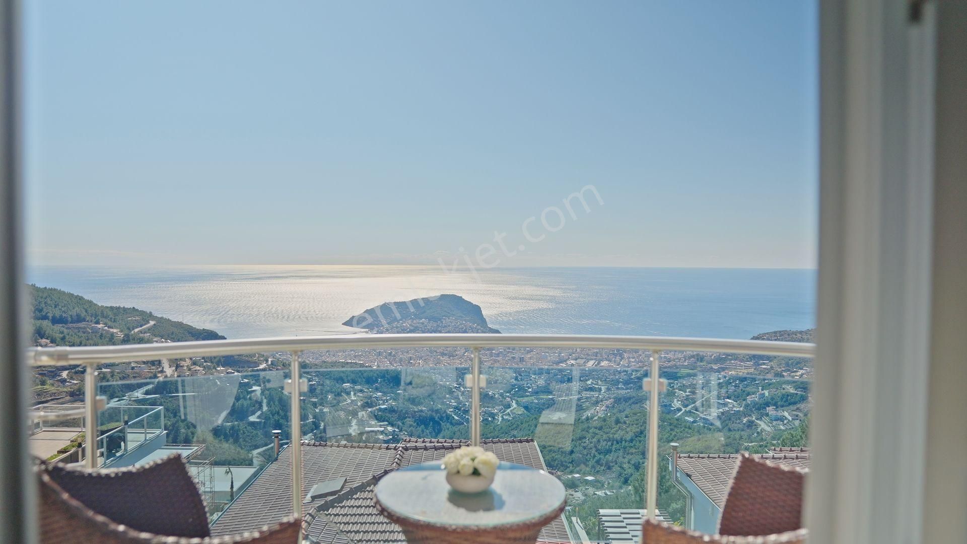 Alanya Tepe Bölgesinde Lüx Dizayn Edilmiş 4+1 Villa