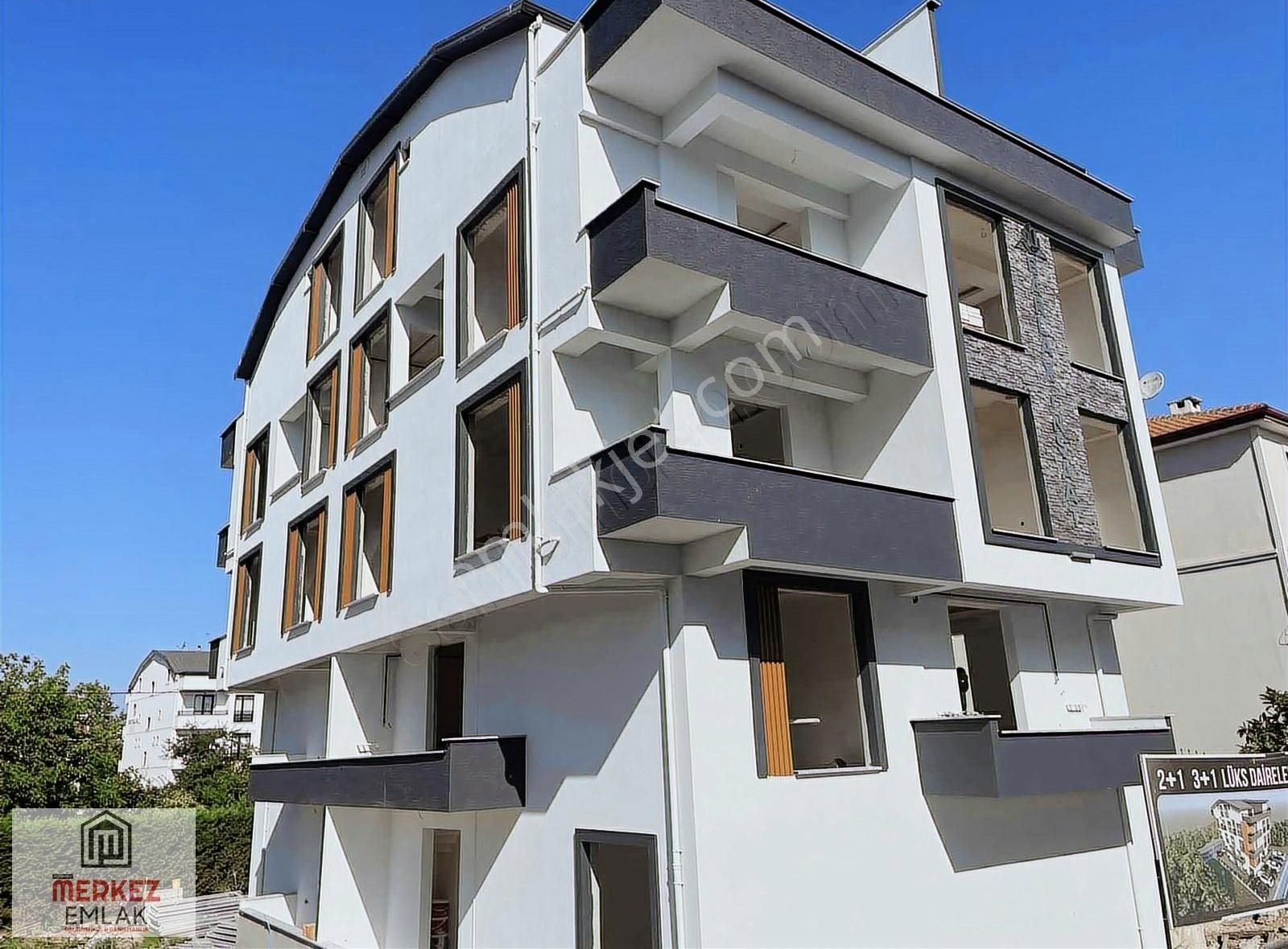Başiskele Serdar Mahallesin'de 120 M2 Satılık 2+1 Arakat