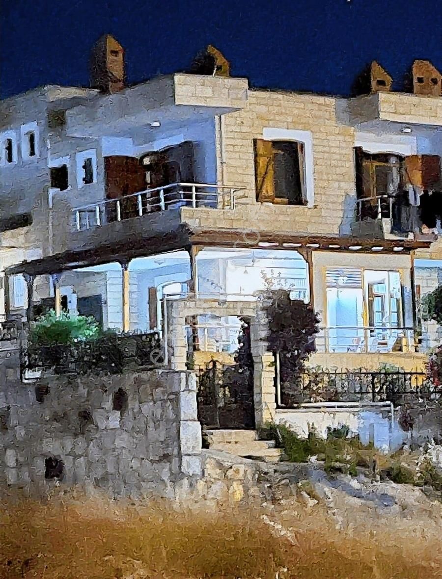 Villax'tan Yenifoça'da Deniz Kenarında Satılık Villa