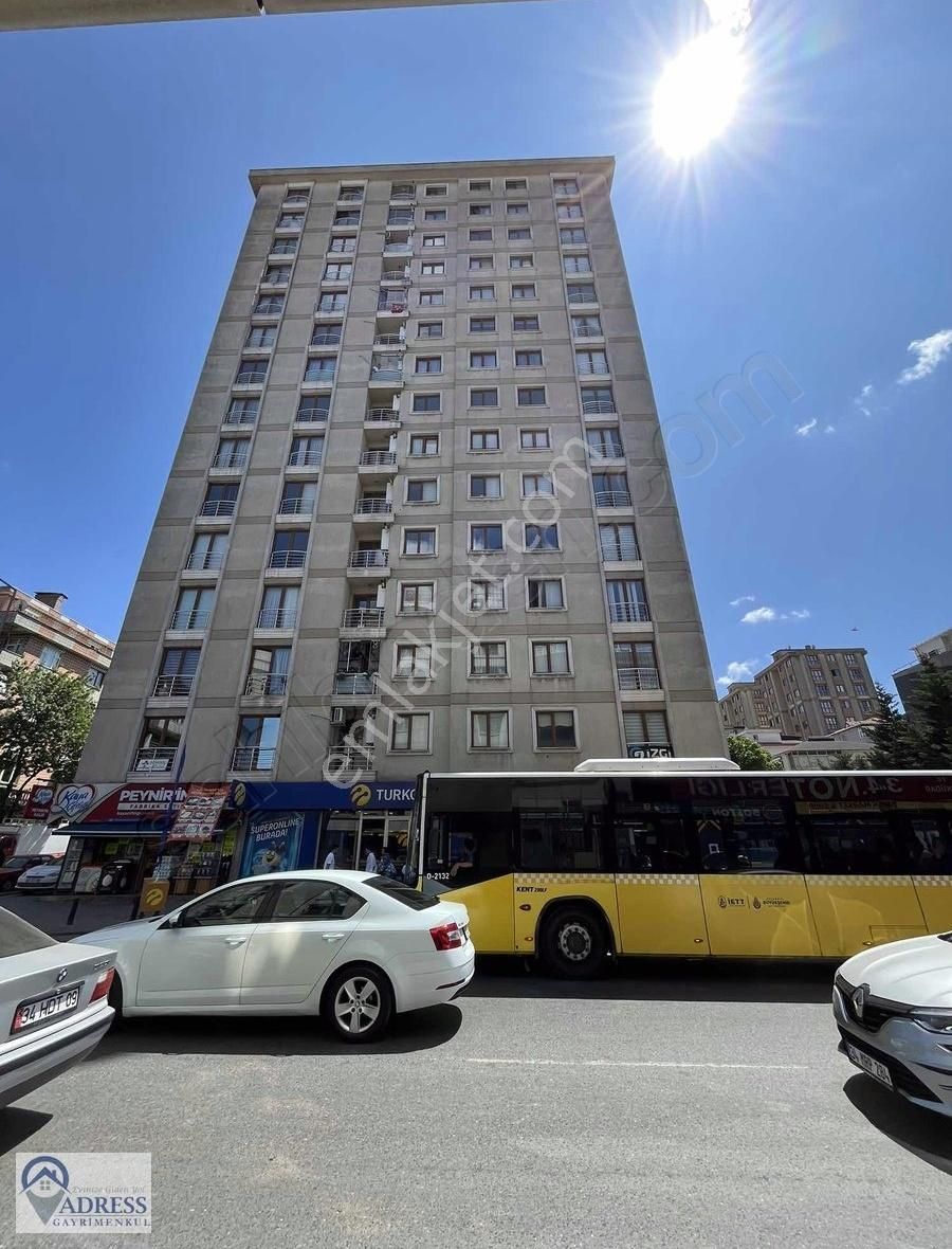 Cadde Üzerinde Metroya Yürüme Mesafesi Yüksek Kat Manzaralı 3+1