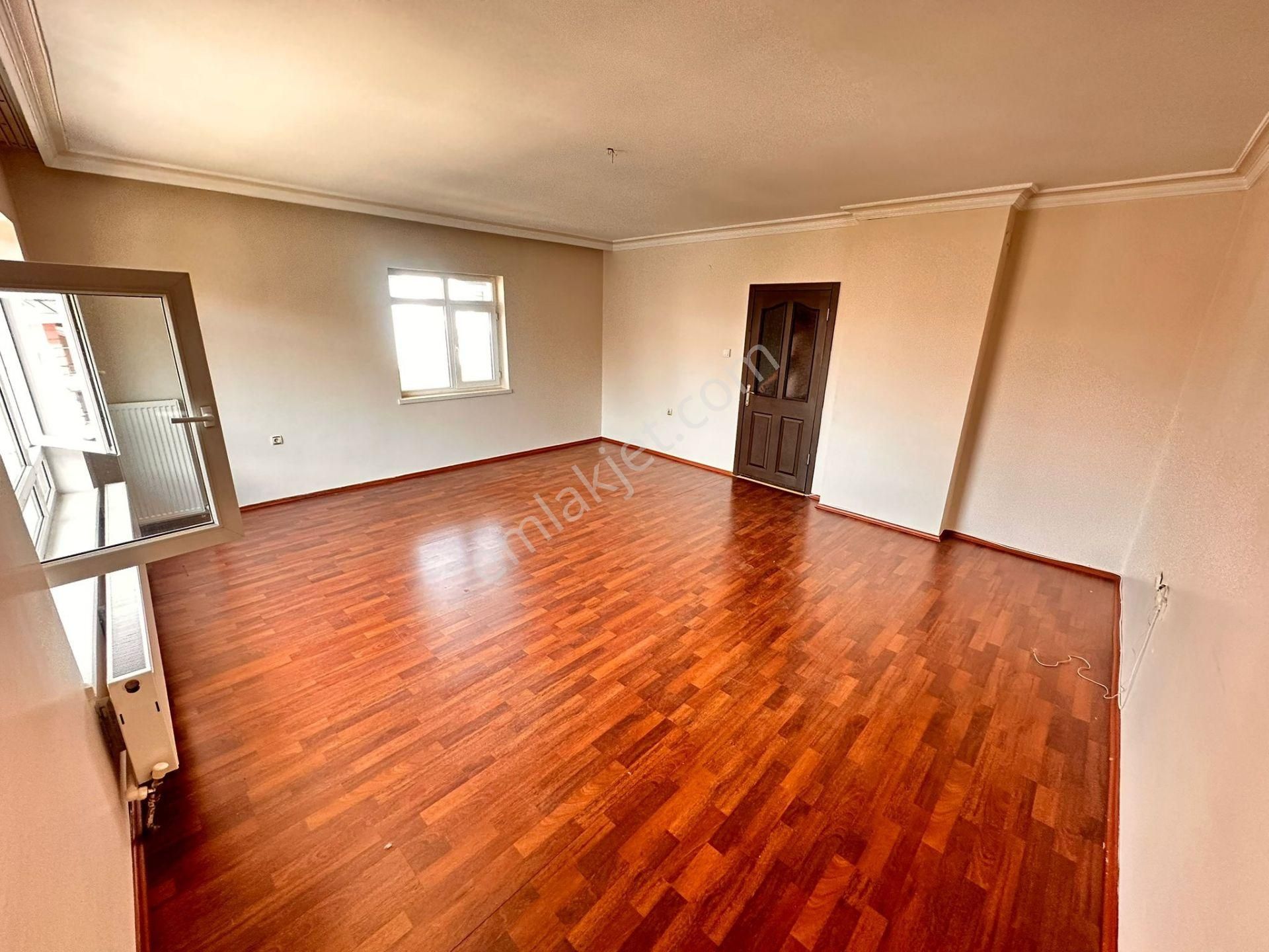 Çiçekli Mahallesinde 3+1 Ön Cephe Bağımsız Geniş Balkonlu 155m2