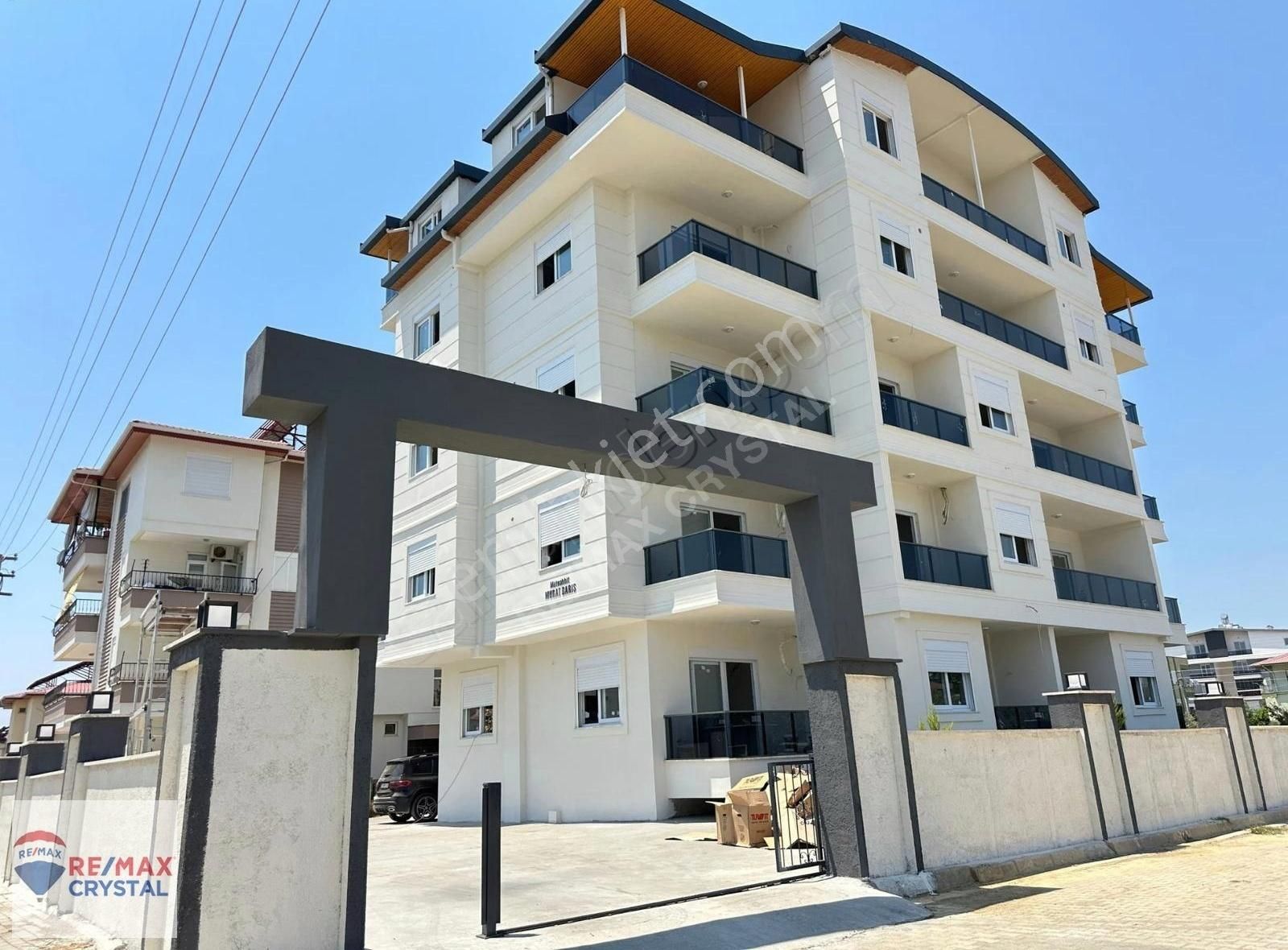 Re/max Crystal'den 1+1 Üç Cepheli Köşe Daire