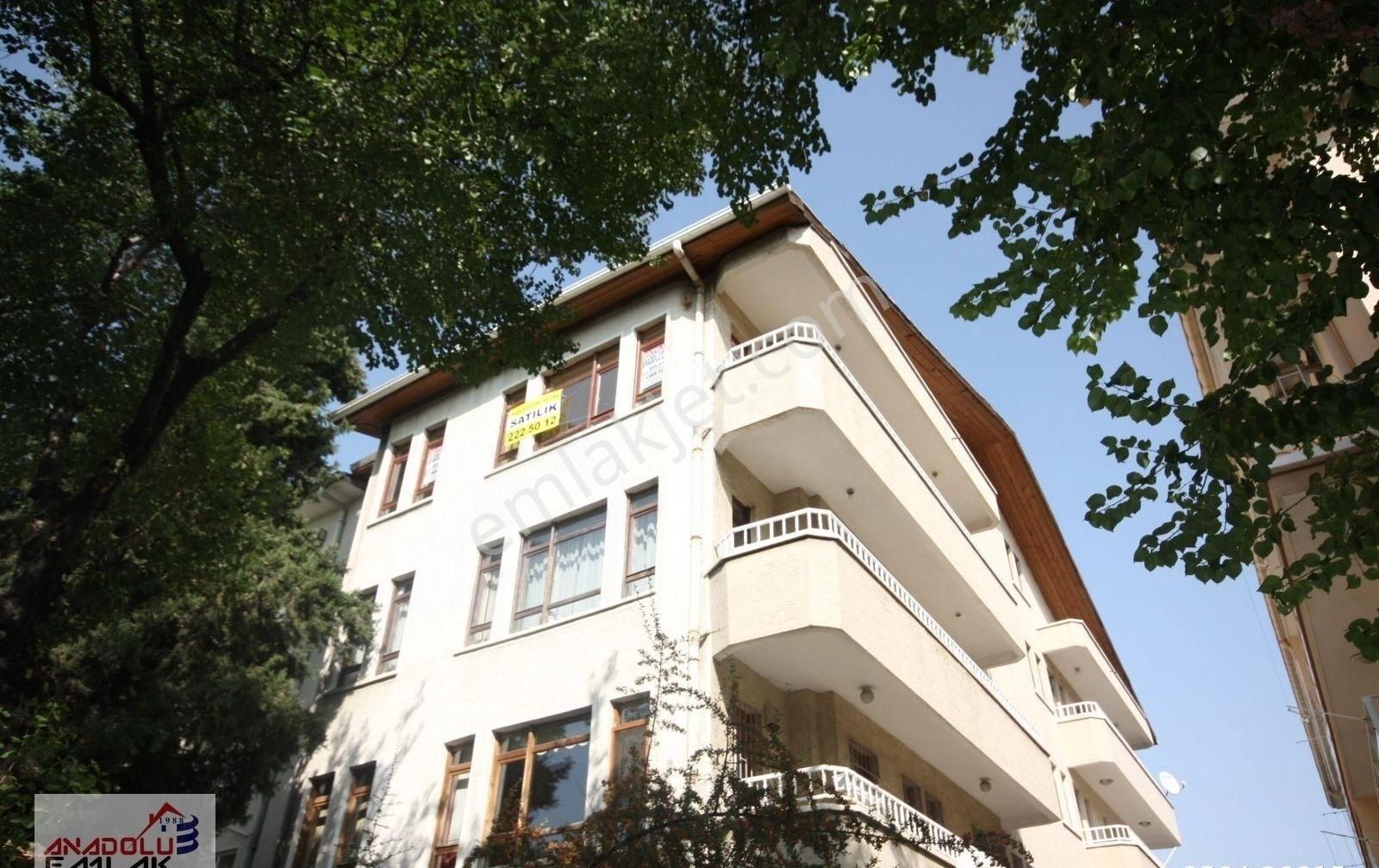 Bahçelievlerin Nezih Sokağında 4+1+kilerli Kapalı Otoparklı Boş