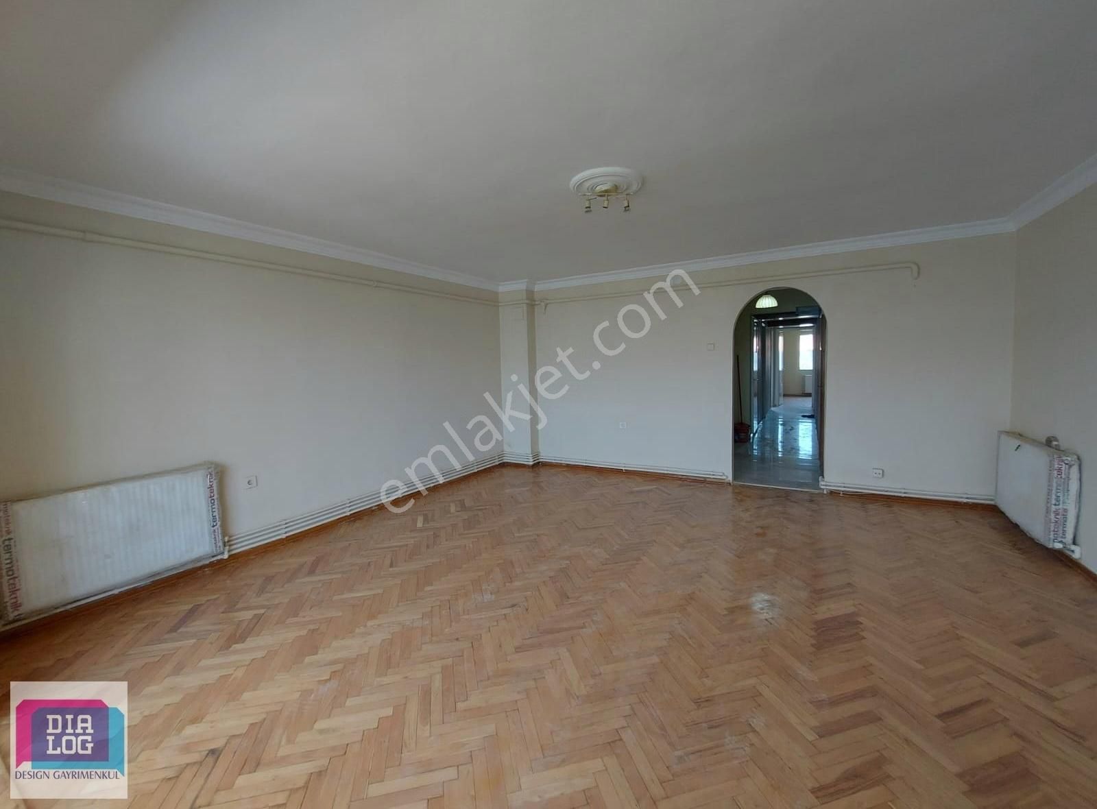 Karşıyaka Bahriye Üçok Rüştü Şardağ Caddesinde 3+1 Klasik Daire