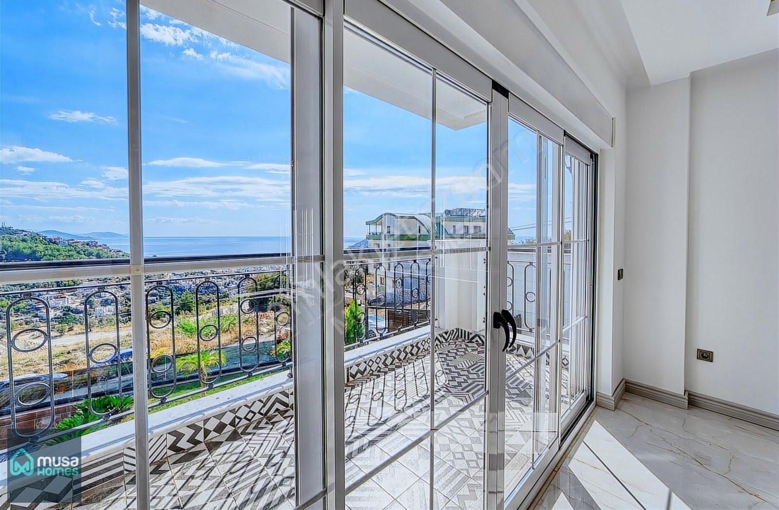 Alanya / Tepe | Modern Zarafette Triplex Villa - Görsel 35