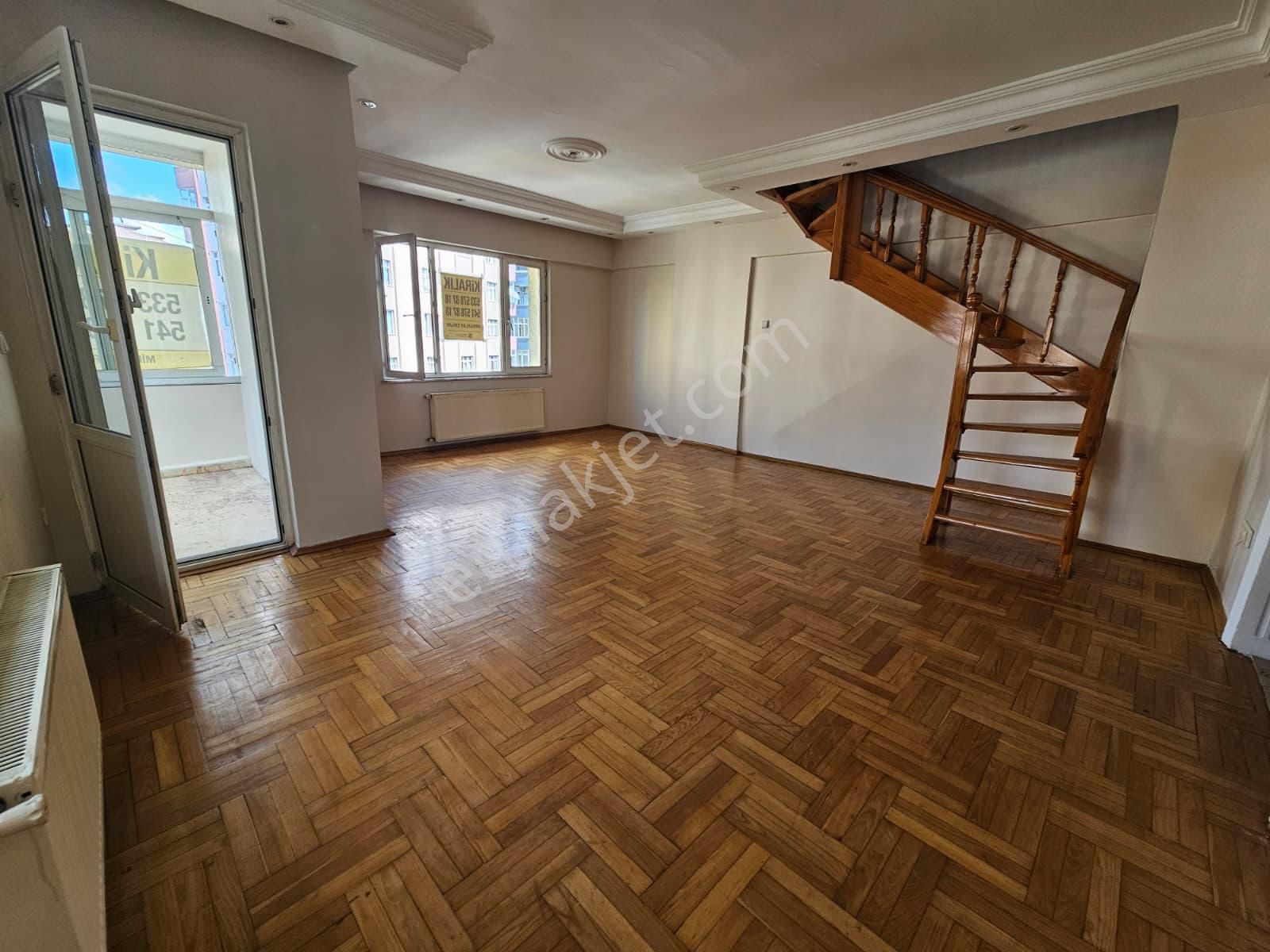 Altayçeşmede Kombili Asansörlü Otoparklı Ferah 140m2 4+1 Dubleks