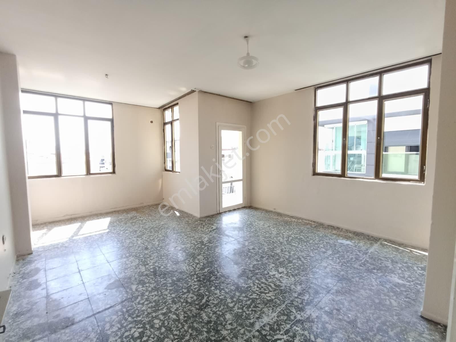 Karşıyaka Girne Bulvarı Arkası Köşe 3+1 Kiralık Daire