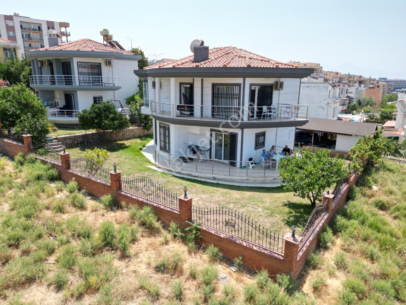 Aclass'dan Kusadasında Satılık-sahıle Yakın-denız Manzaralı- -518 M2 Bahçe-tamamı Müstakil Villa