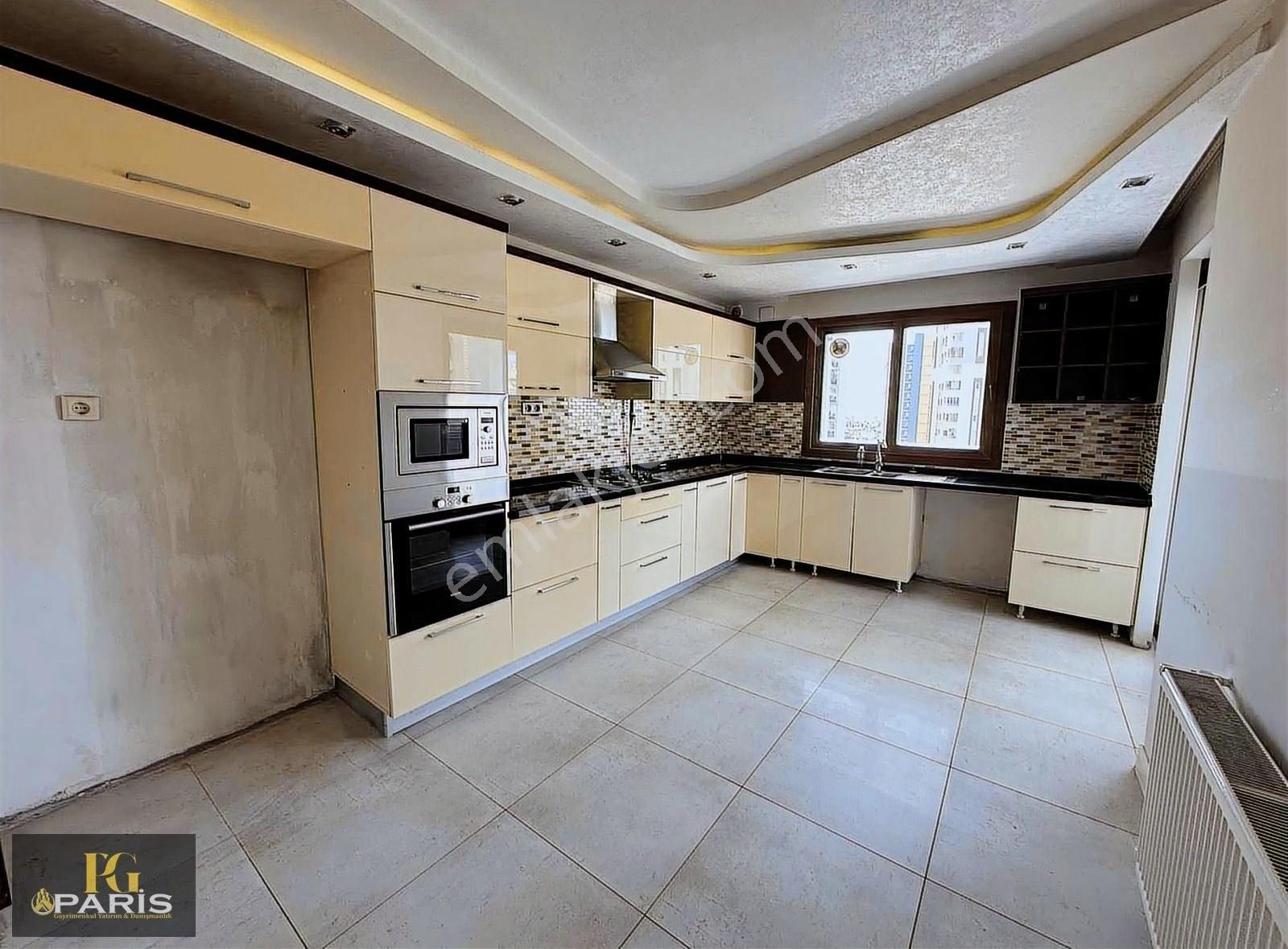 Paris'den Türkmenbaşı Bulvarı Civarı Havuzlu 4+1 Kiralık Daire