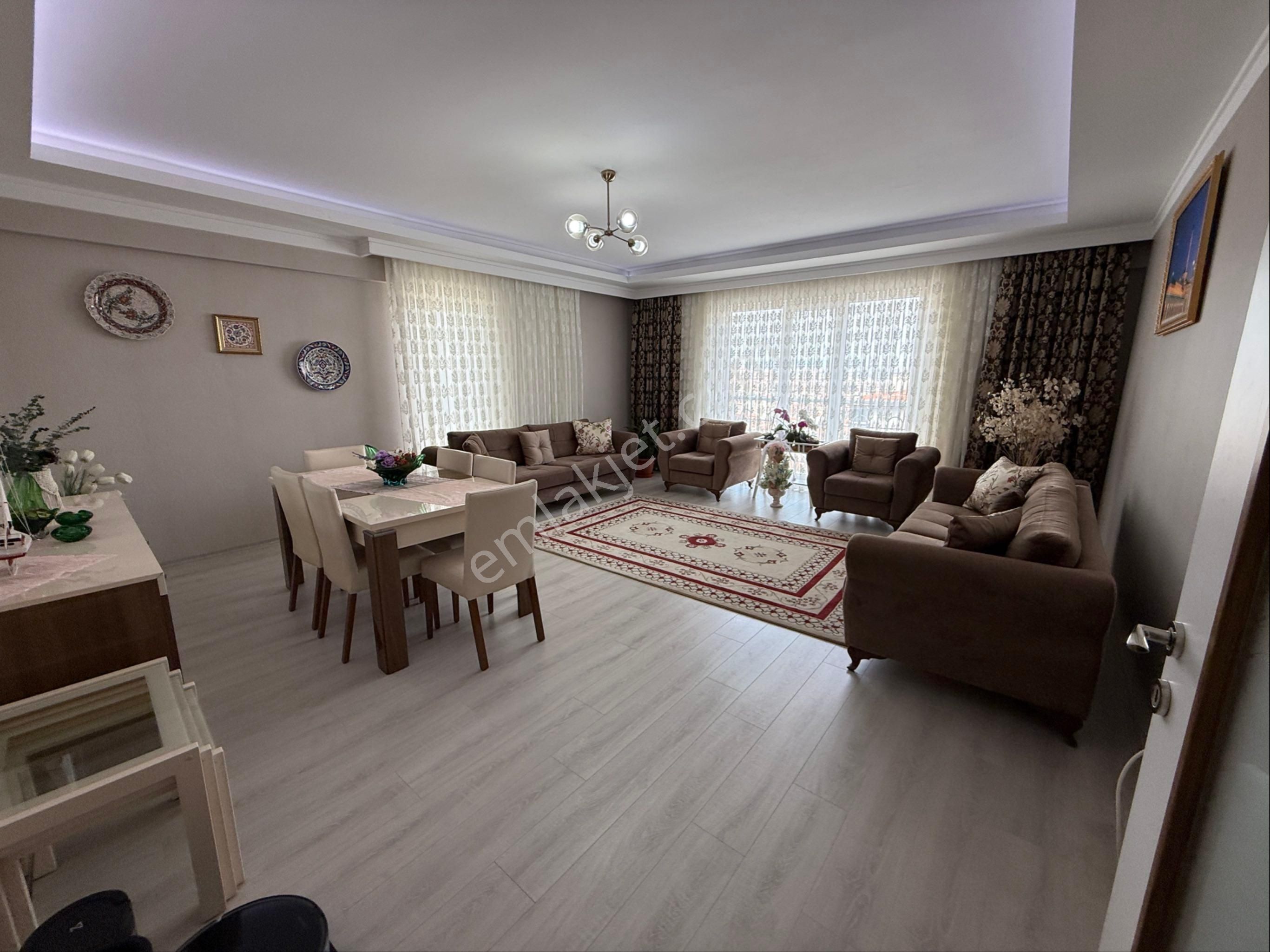 Yüksek Katta Ferah 4+1 Site Dairesi