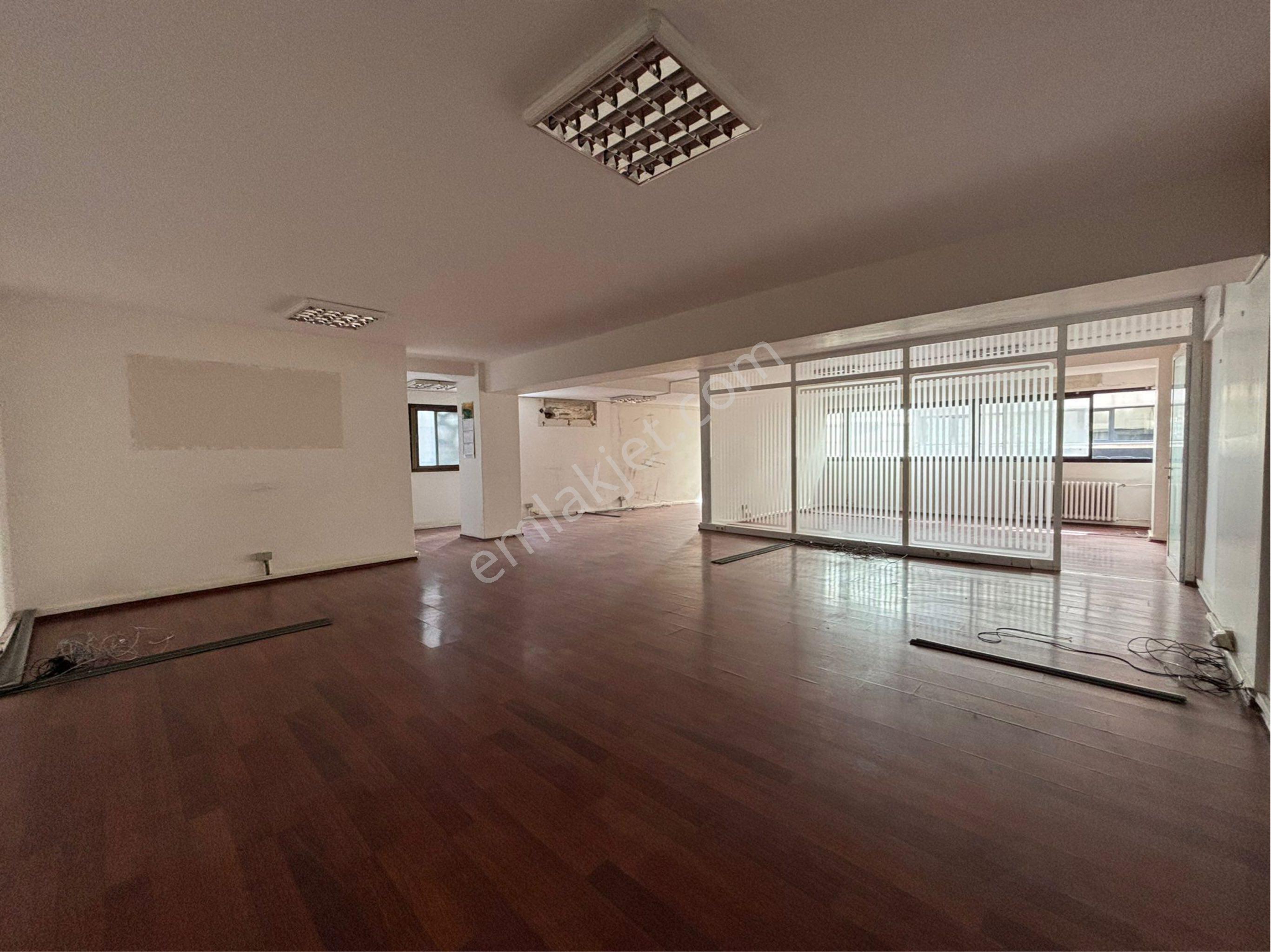 Alsancak Kıbrıs Şehitleri Yakını Köşe 1.kat 1+1 110m2 Wc’li Kiralık İşyeri /ofis