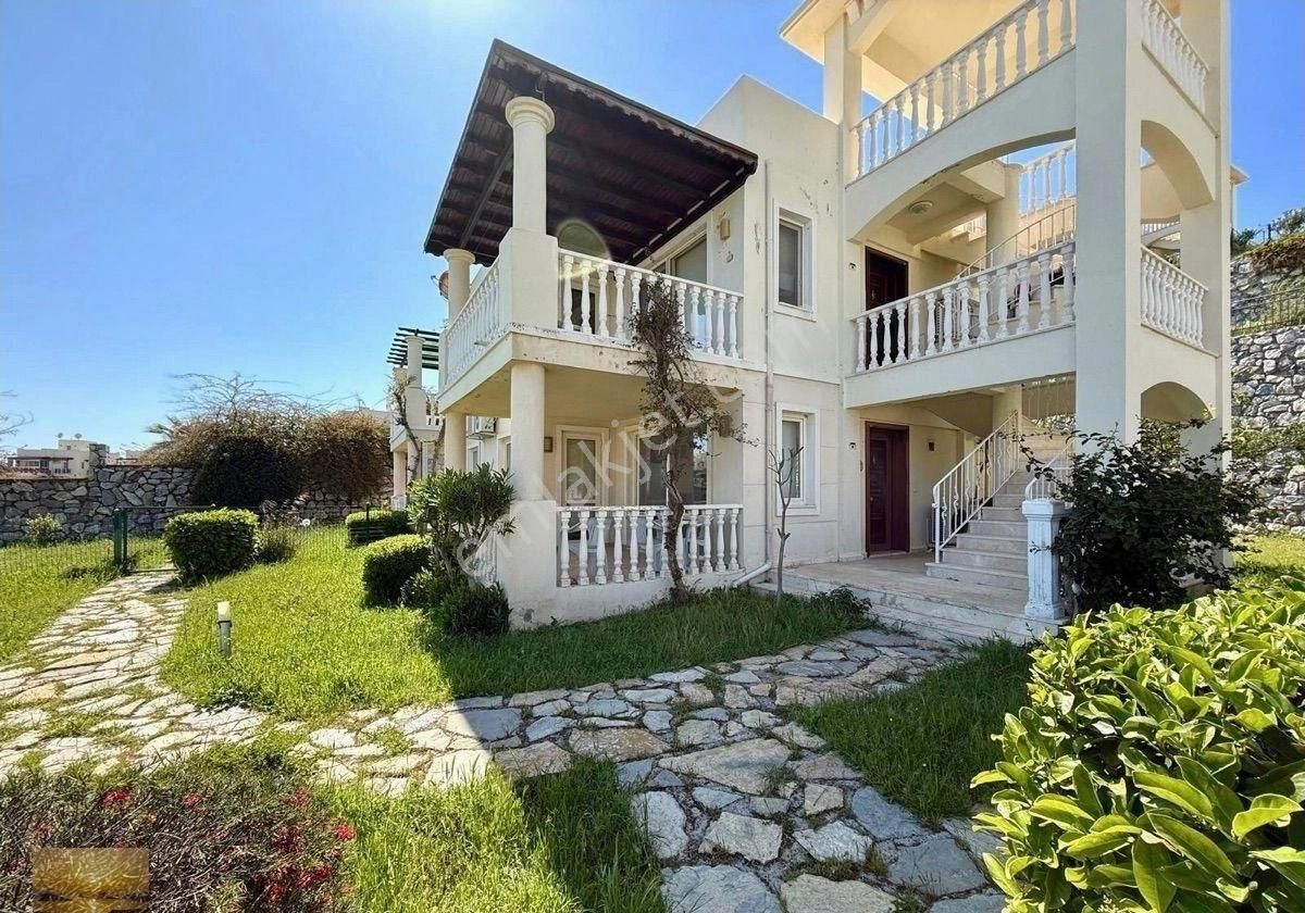 Satılık Eşyalı Ev Özel Plajlı Havuzları Olan Sitede İndirimli Ev