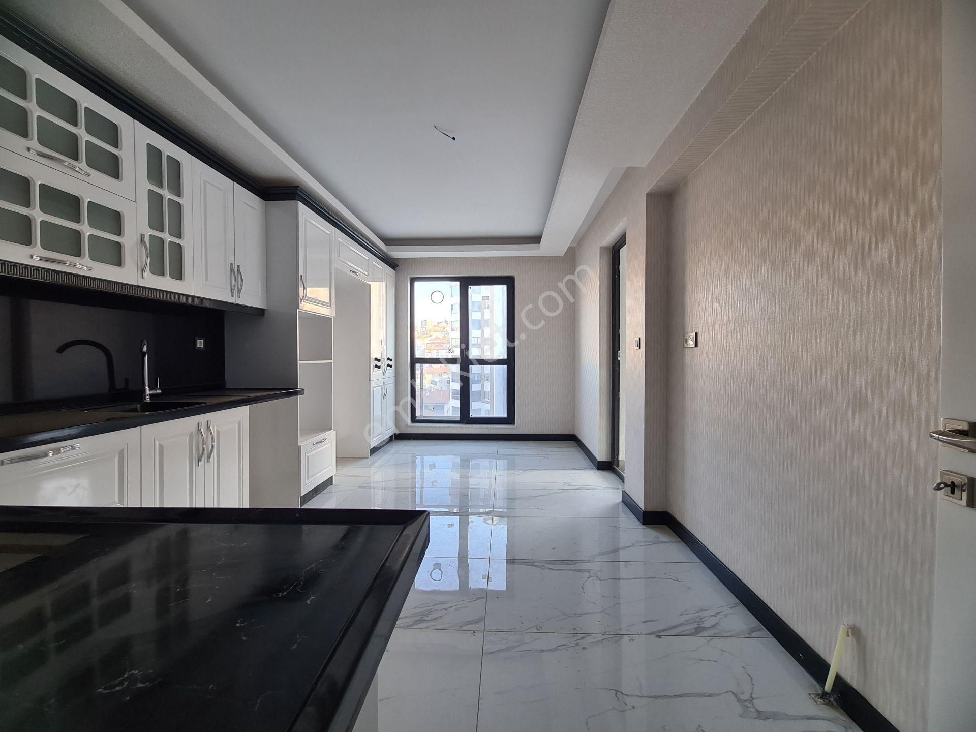 Ayvalı'da Çift Bloklu Sitede Cadde Üzeri 13.katta Sıfır 4+1