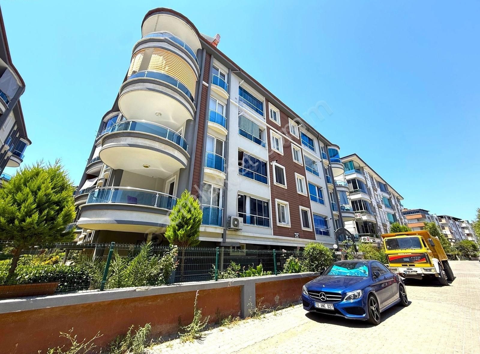 Parla'dan İkizçay'da Devasa Büyüklükte Ön Cephe Kombili 3+1daire