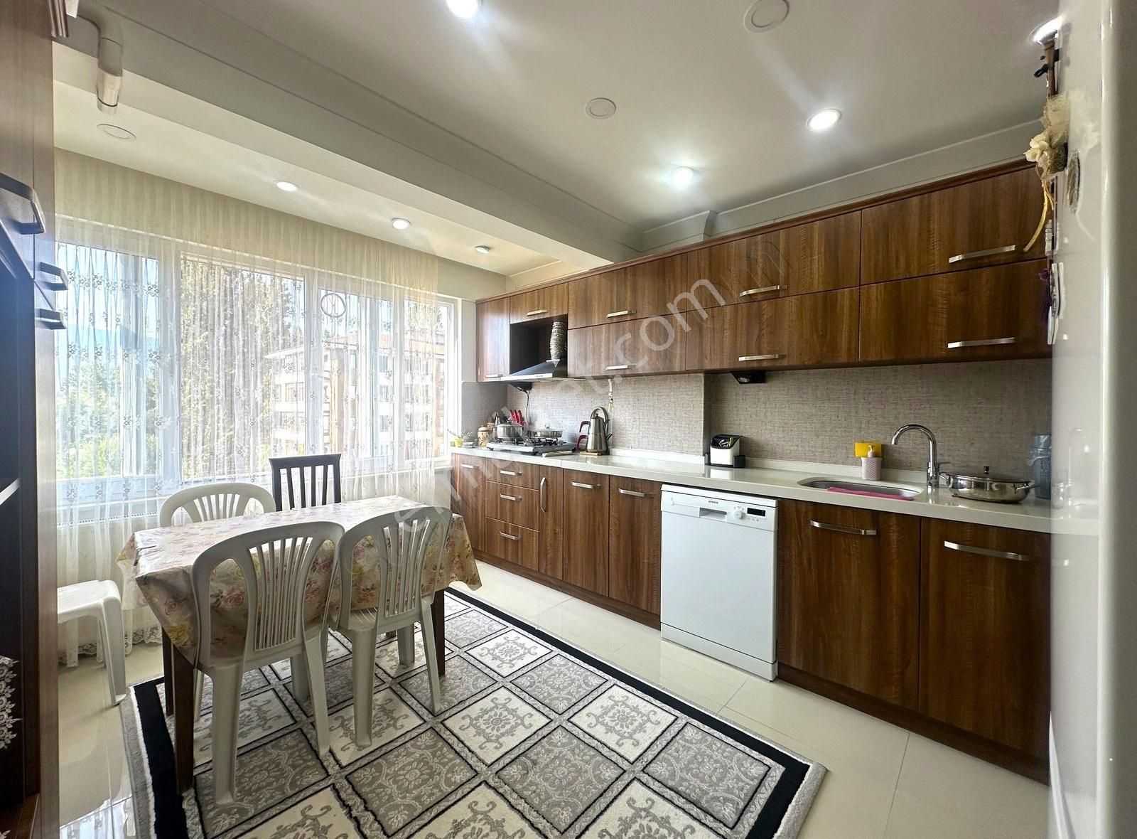 Parladan Doğa İle İçiçe,çay Manzaralı,masrafsız3+1 Ara Kat Daire