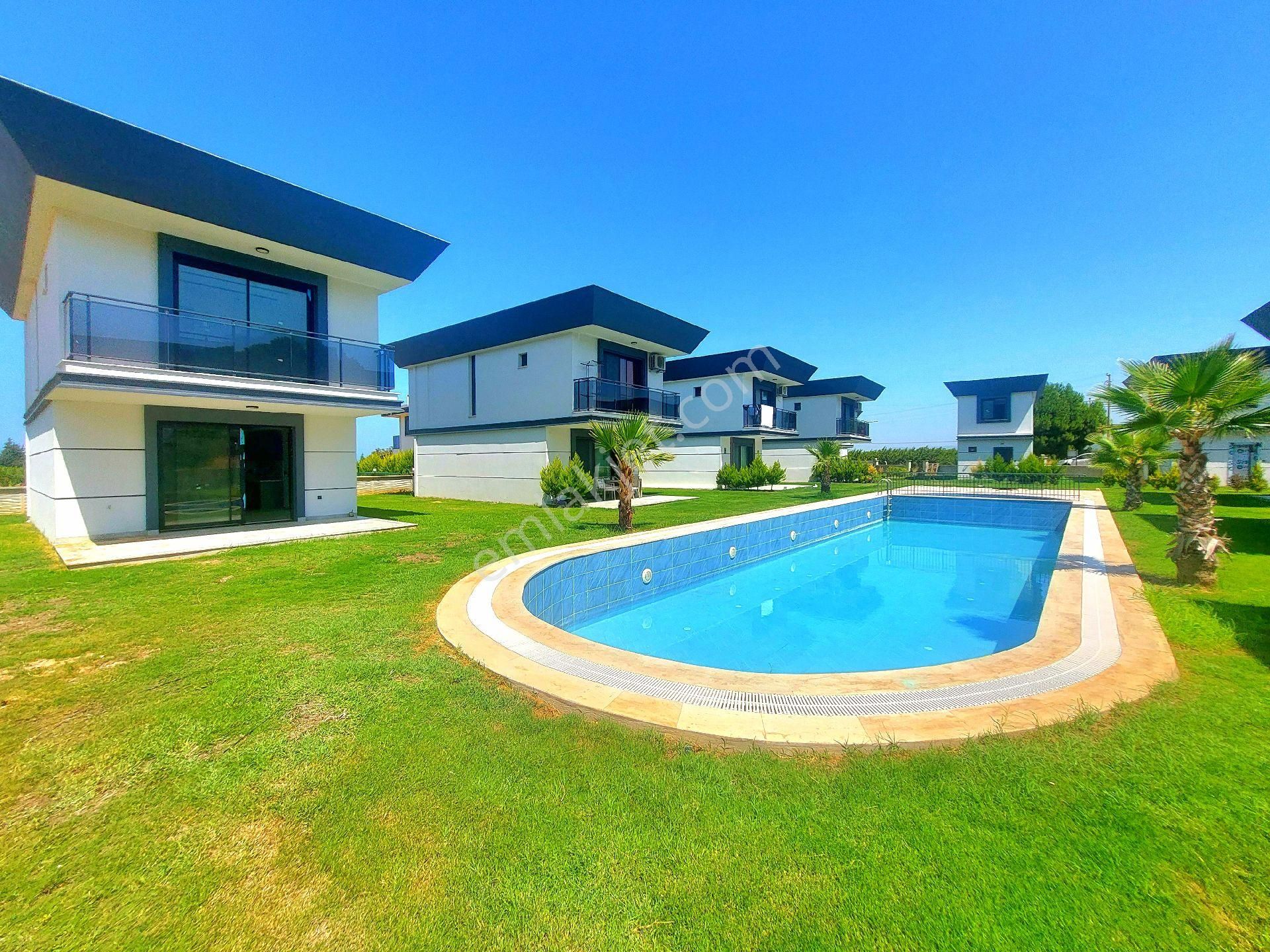 Kuşadasında Havuzlu Sitede Köşe Konumlu Tek Müstakil Bahçeli Villa