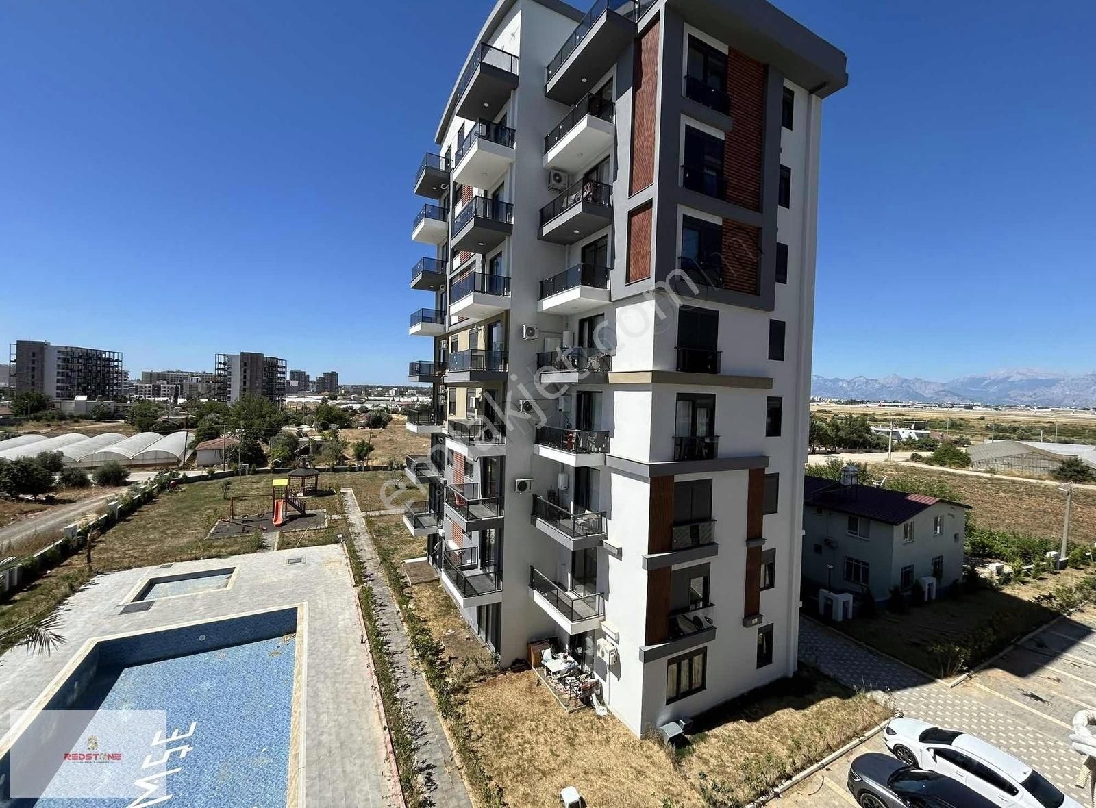 Altıntaşta Güney Cephe Ara Kat Havuz Manzaralı 1+1 Daire