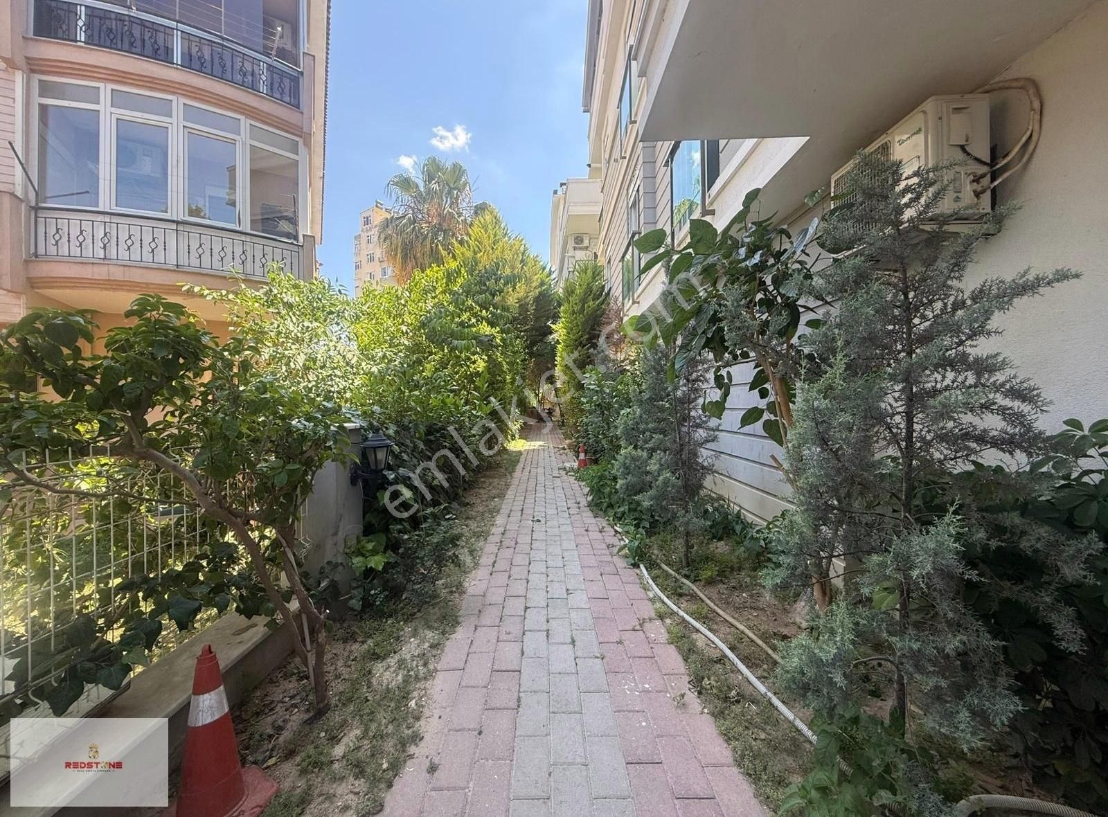 Güzeloba'da Site İçerisinde 1+1 Satılık Daire