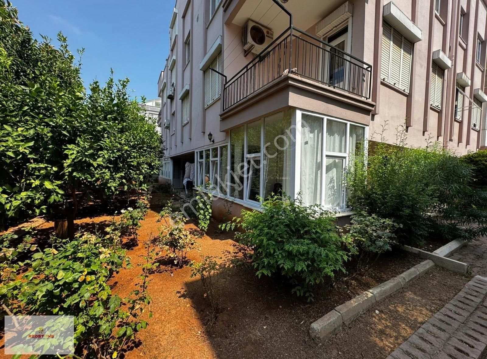 Güzeloba'da Bahçe Kullanımlı Site İçerisinde Satılık 1+1 Daire!