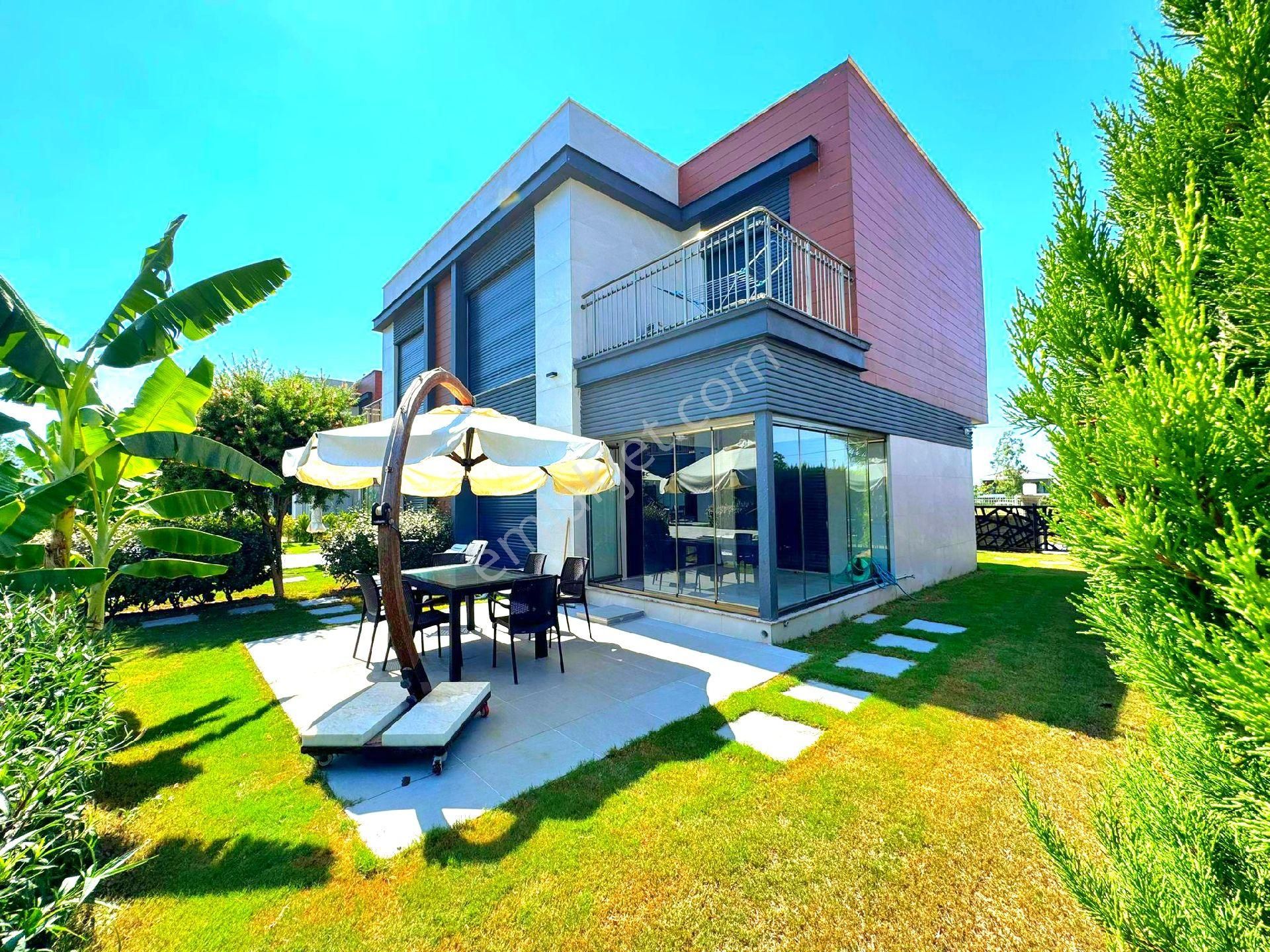 Güzelçamlıda Havuzlu Sitede Özel Otoparklı Bahçeli Villa
