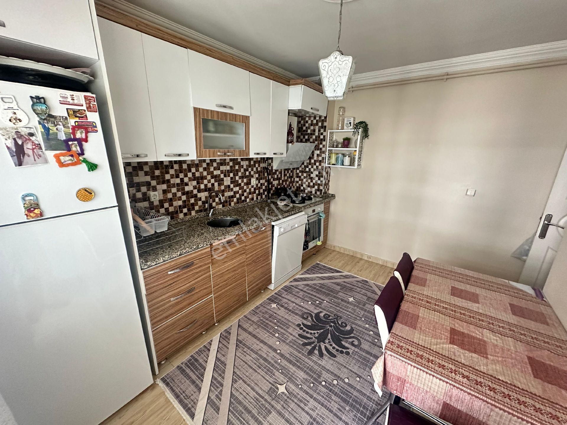 Asil Emlak'tan Muradiye'de 2+1 Kapalı Mutfak Ara Kat Daire