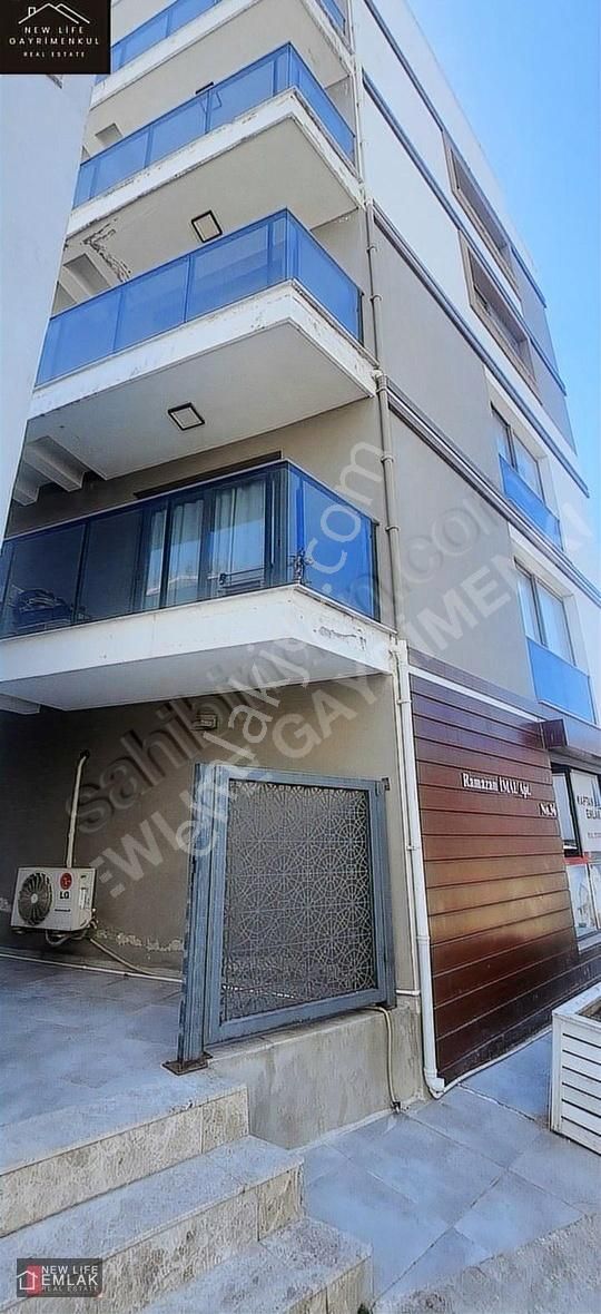 Kuşadasında Ege Mah Cadde Üzerinde Satılık 2+1 Daire