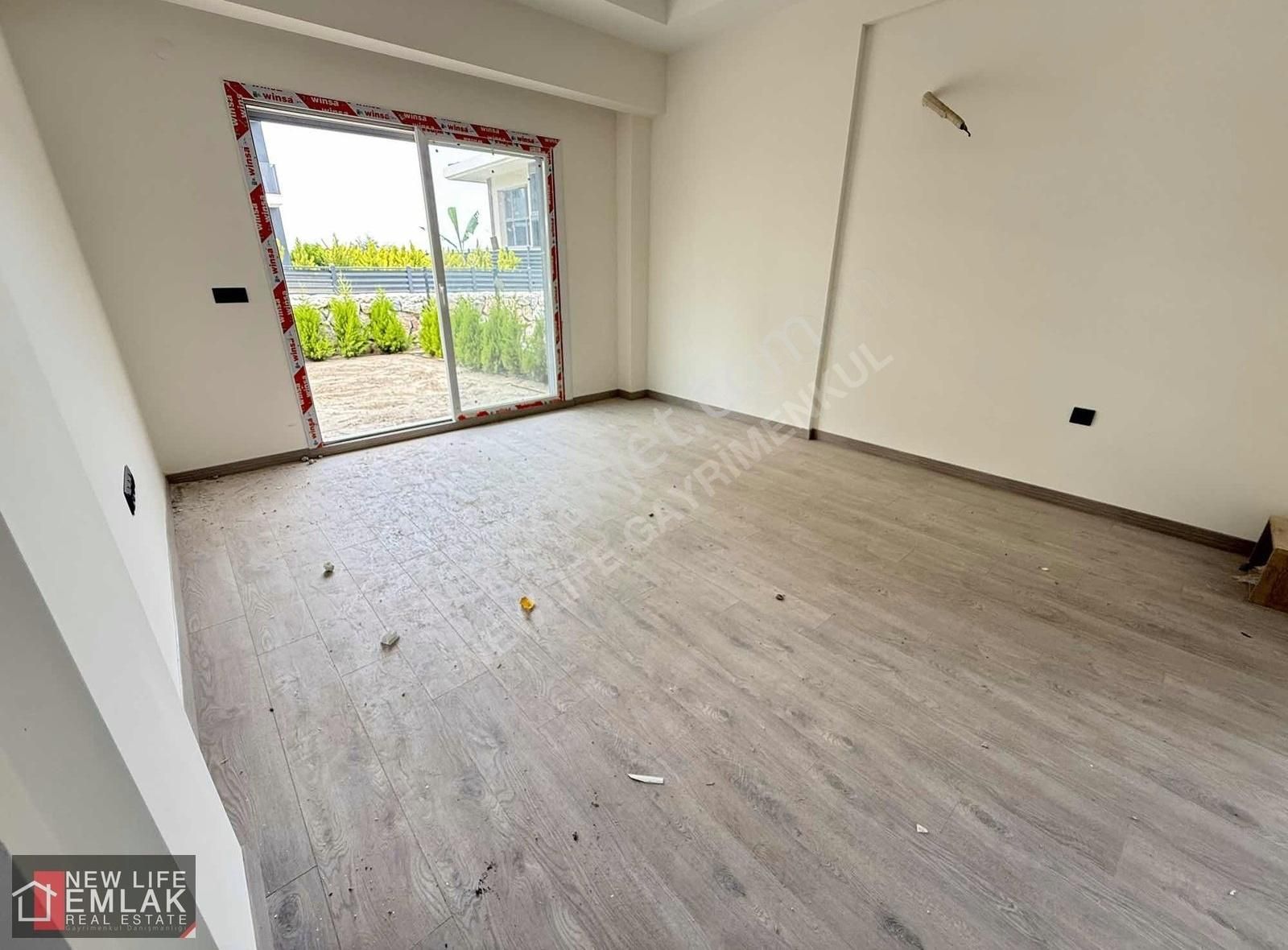 Kuşadası Merkezde Havuzlu Sitede Bahçeli Satılkk Daire - Görsel 2