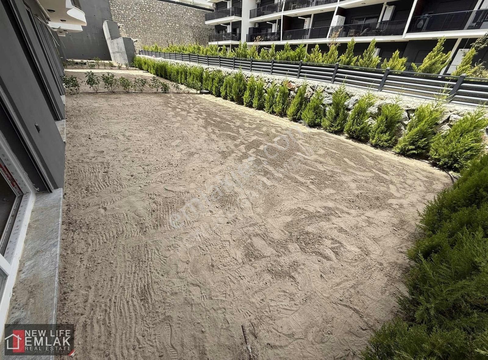 Kuşadası Merkezde Havuzlu Sitede Bahçeli Satılkk Daire - Görsel 9