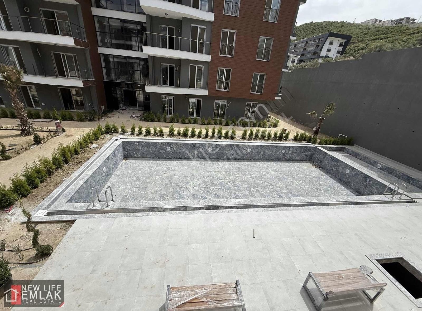 Kuşadası Merkezde Havuzlu Sitede Bahçeli Satılkk Daire - Görsel 5