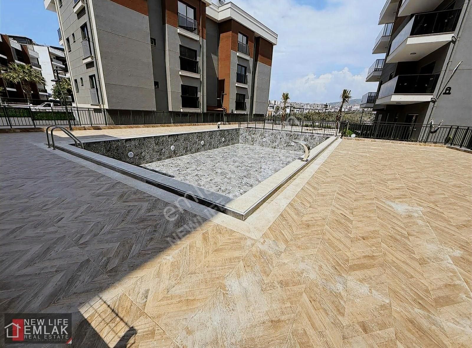 Kuşadası Merkezde Acil Satılık Havuzlu Sitede Daire - Görsel 6