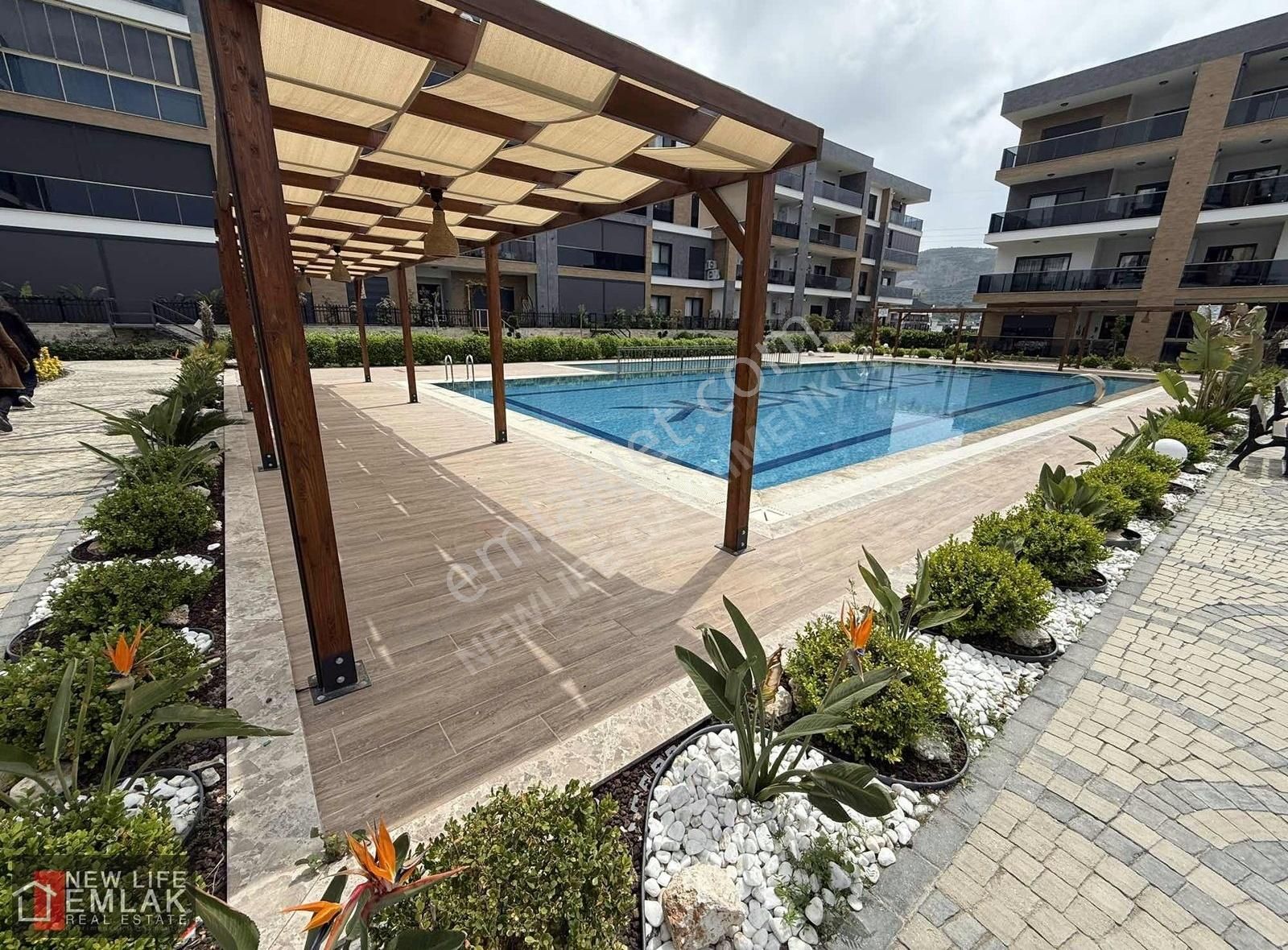 Kuşadası Merkezde Havuzlu Sitede Kapalı Otoparklı Satılık Daire
