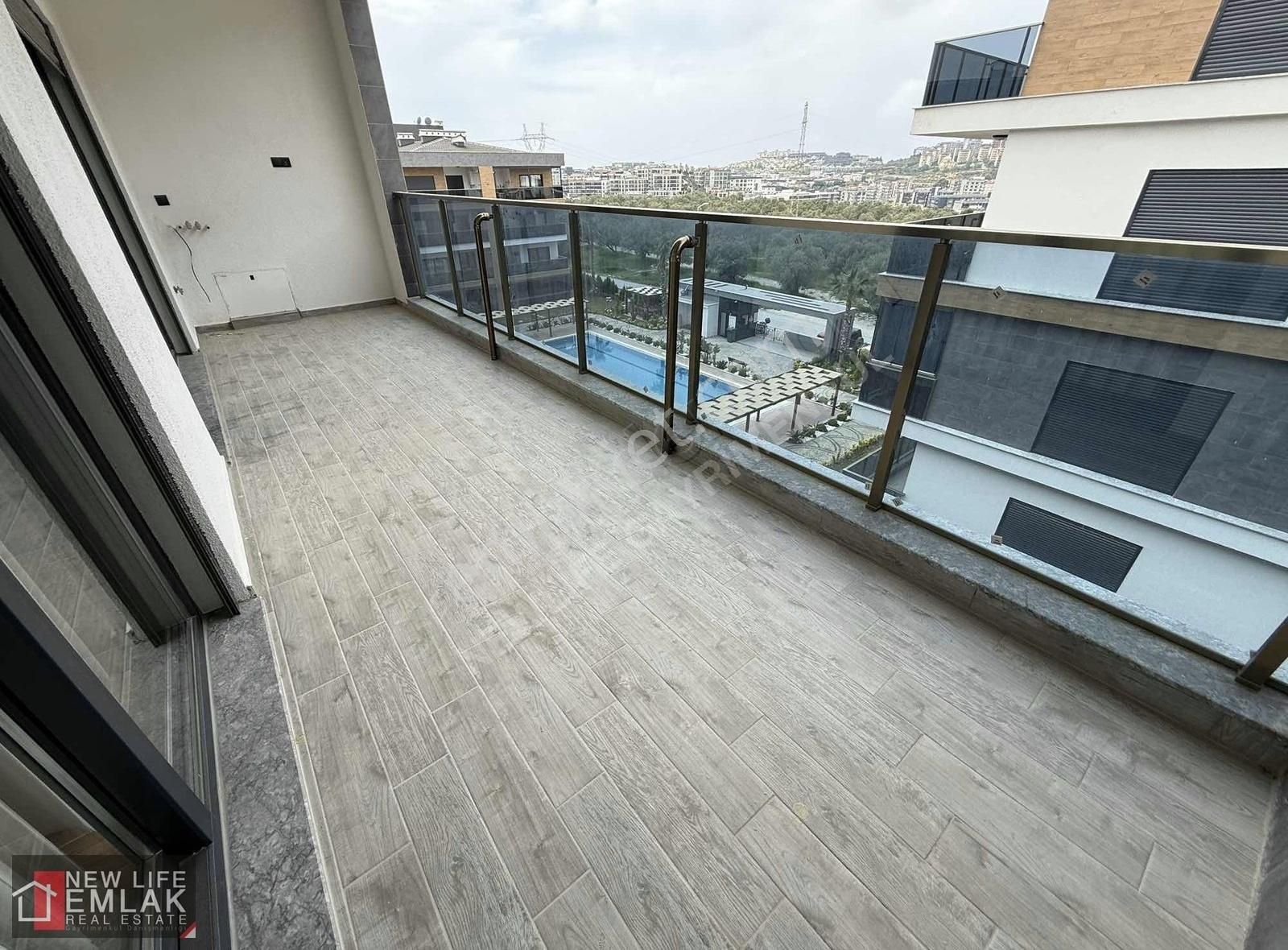 Kuşadası Merkezde Havuzlu Sitede Kapalı Otoparklı Satılık Daire - Görsel 14