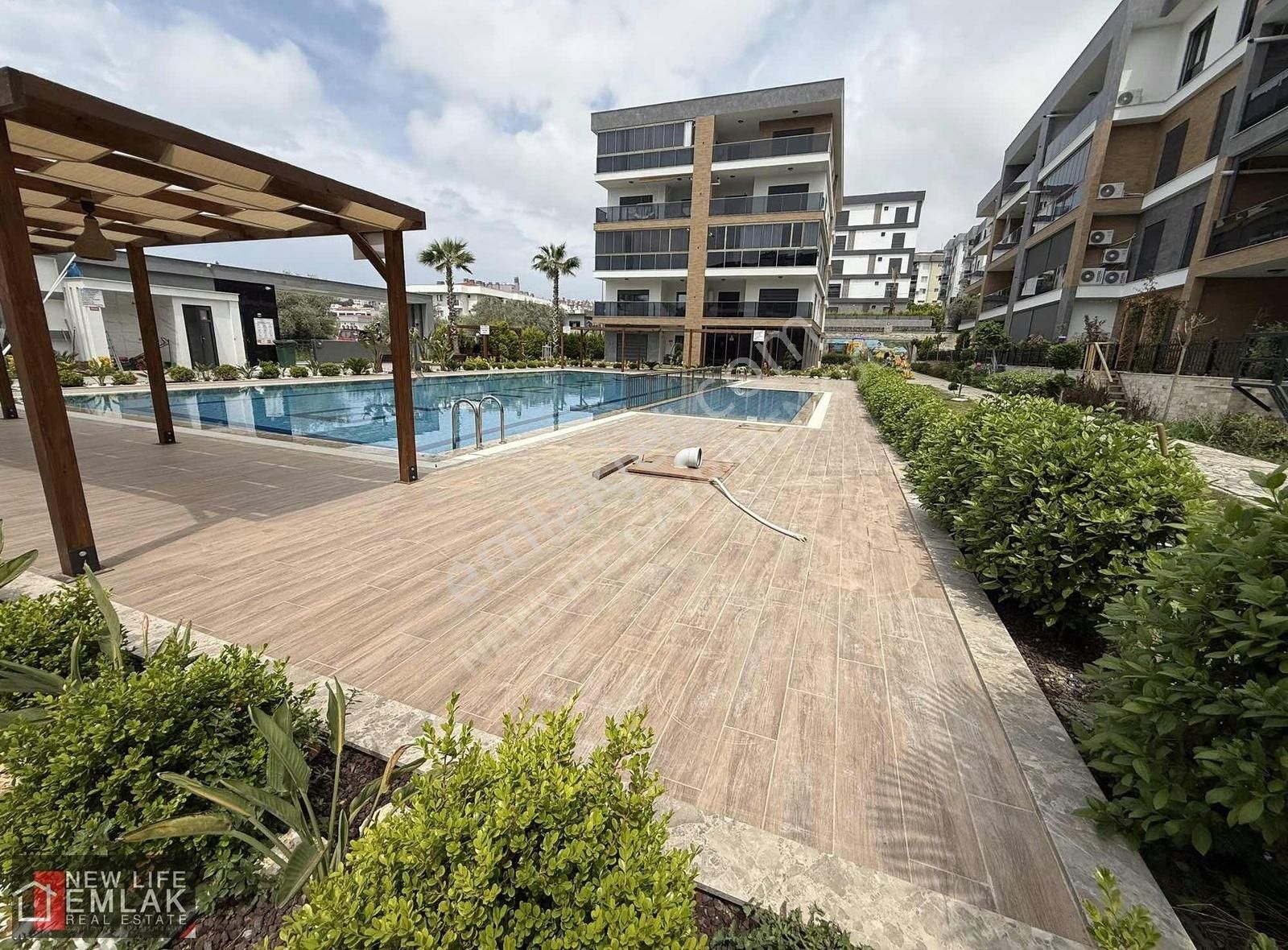 Kuşadası Merkezde Havuzlu Sitede Kapalı Otoparklı Satılık Daire - Görsel 5