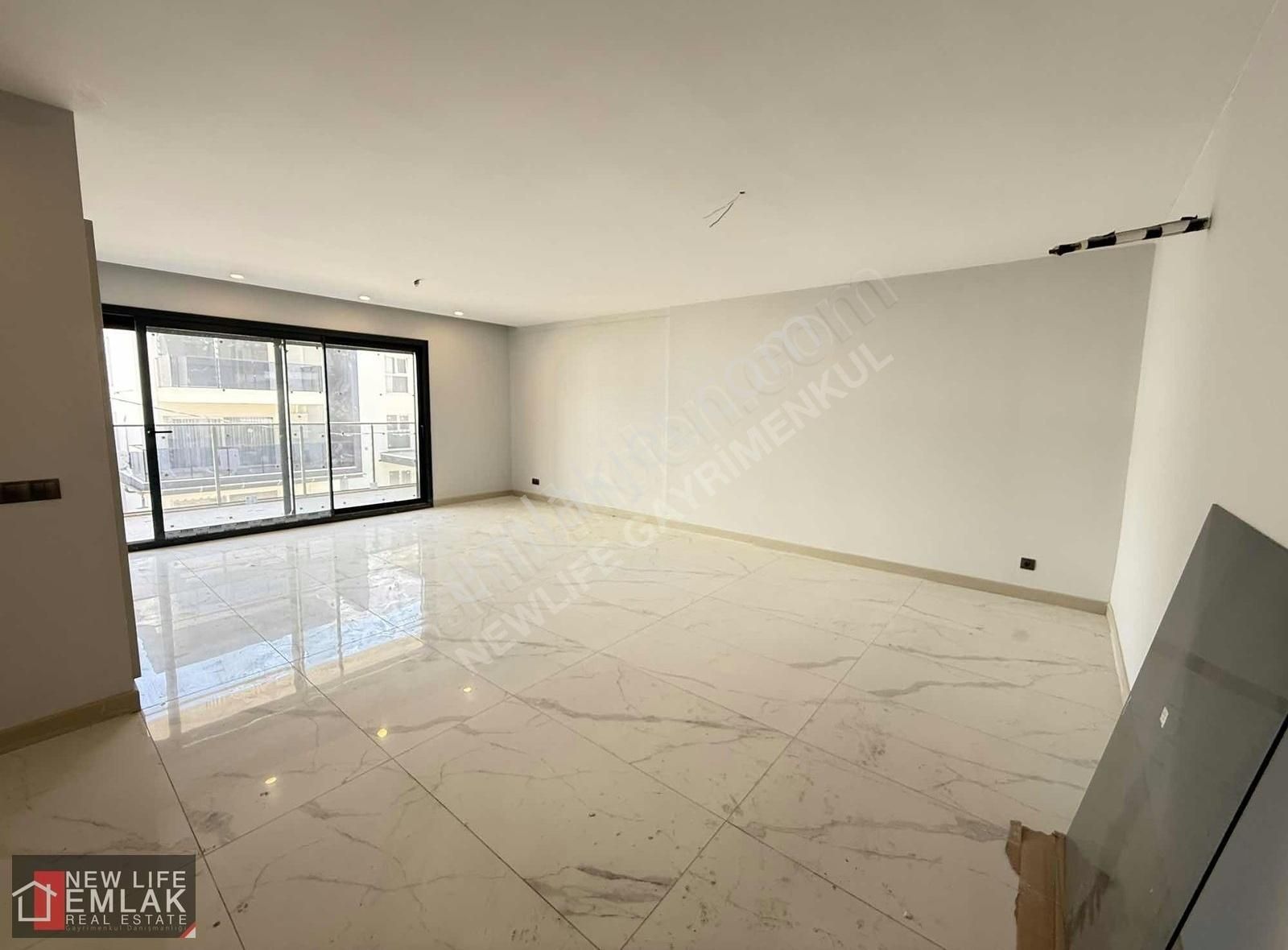 Kuşadası Garaj Arkasında Satılık 3+1 Sıfır Daire