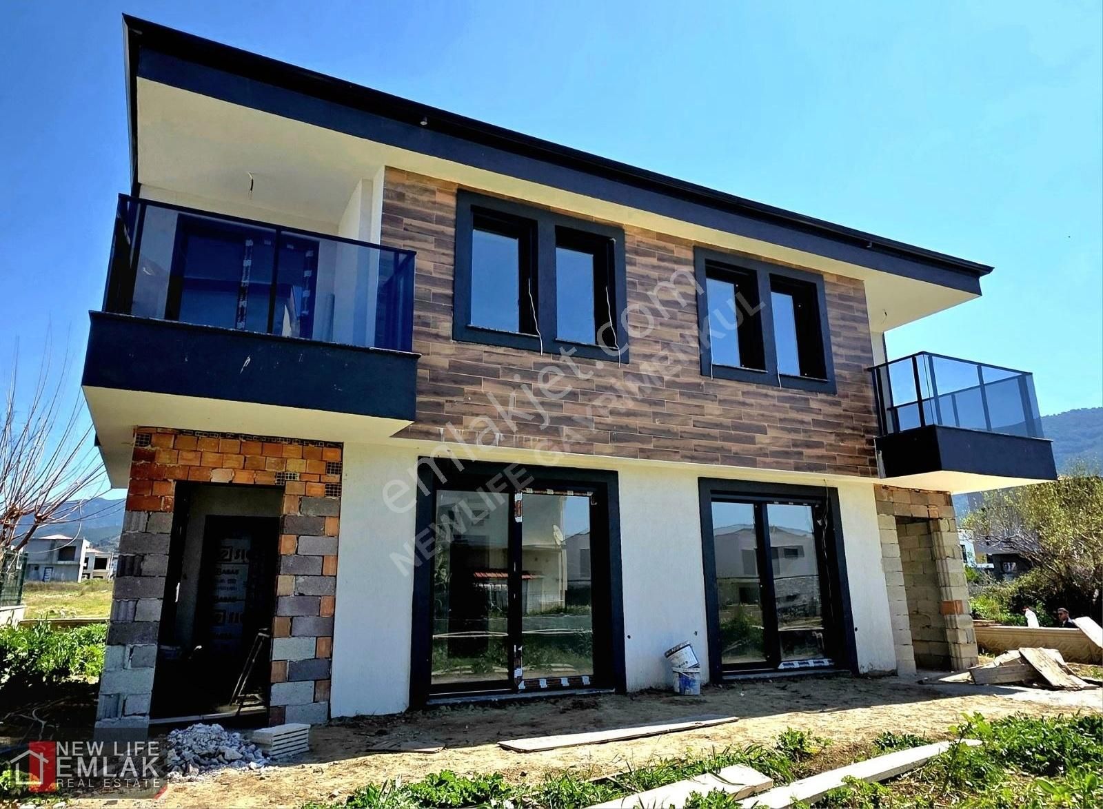 Kuşadası Güzelçamlıda Yolun Deniz Tarafında 2+1 Villa