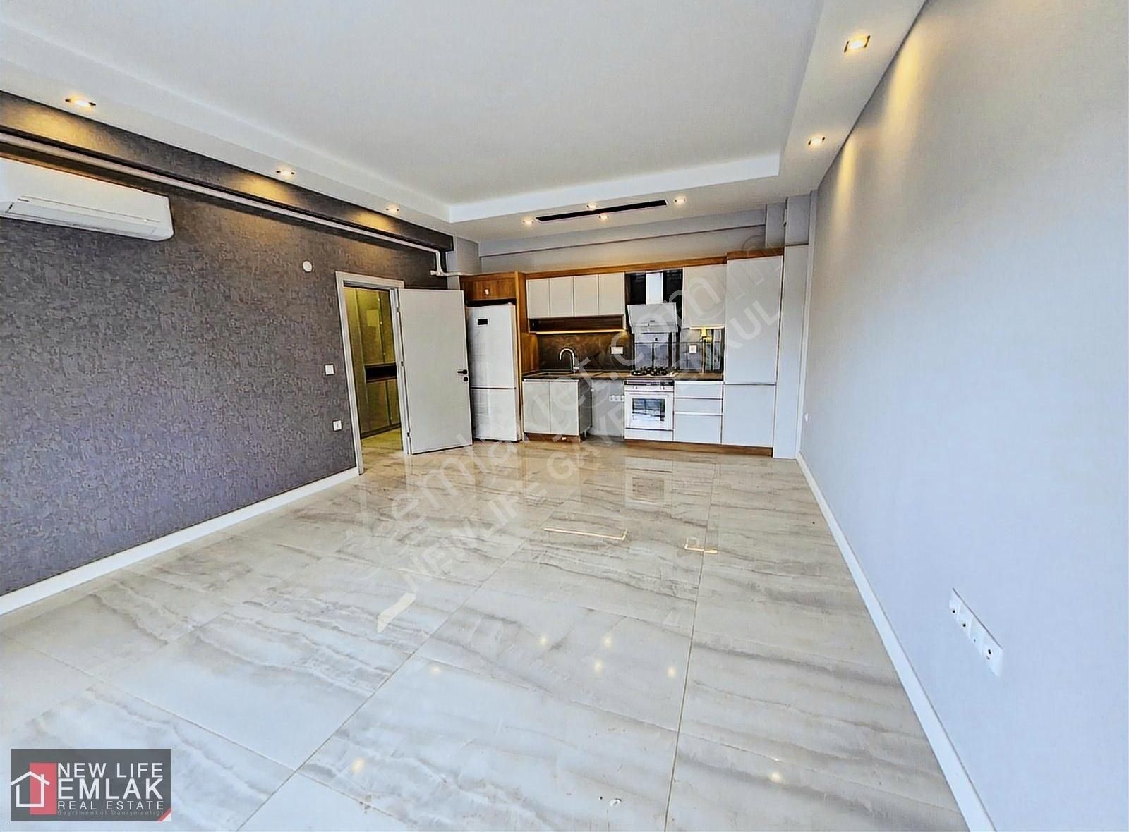 Kuşadasında Merkezi Konumda Havuzlu Sitede Satılık 2+1 Daire