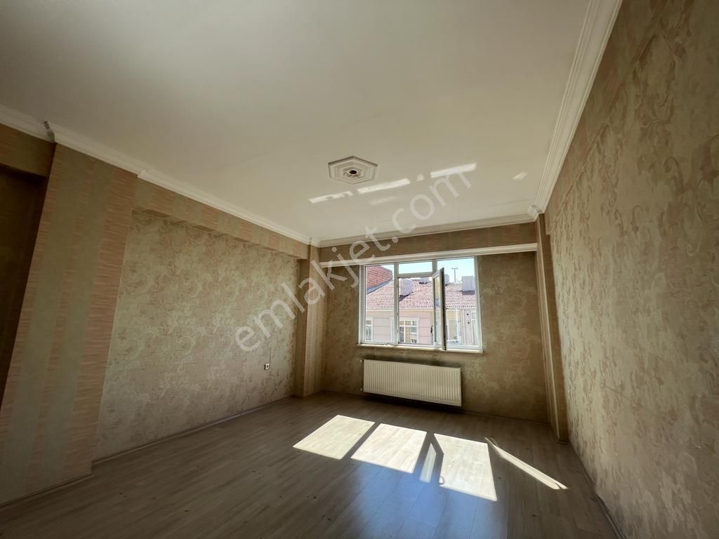 Akademi Emlak'tan Cadde Yakını Çift Cephe Bakımlı Kiralık 2+1