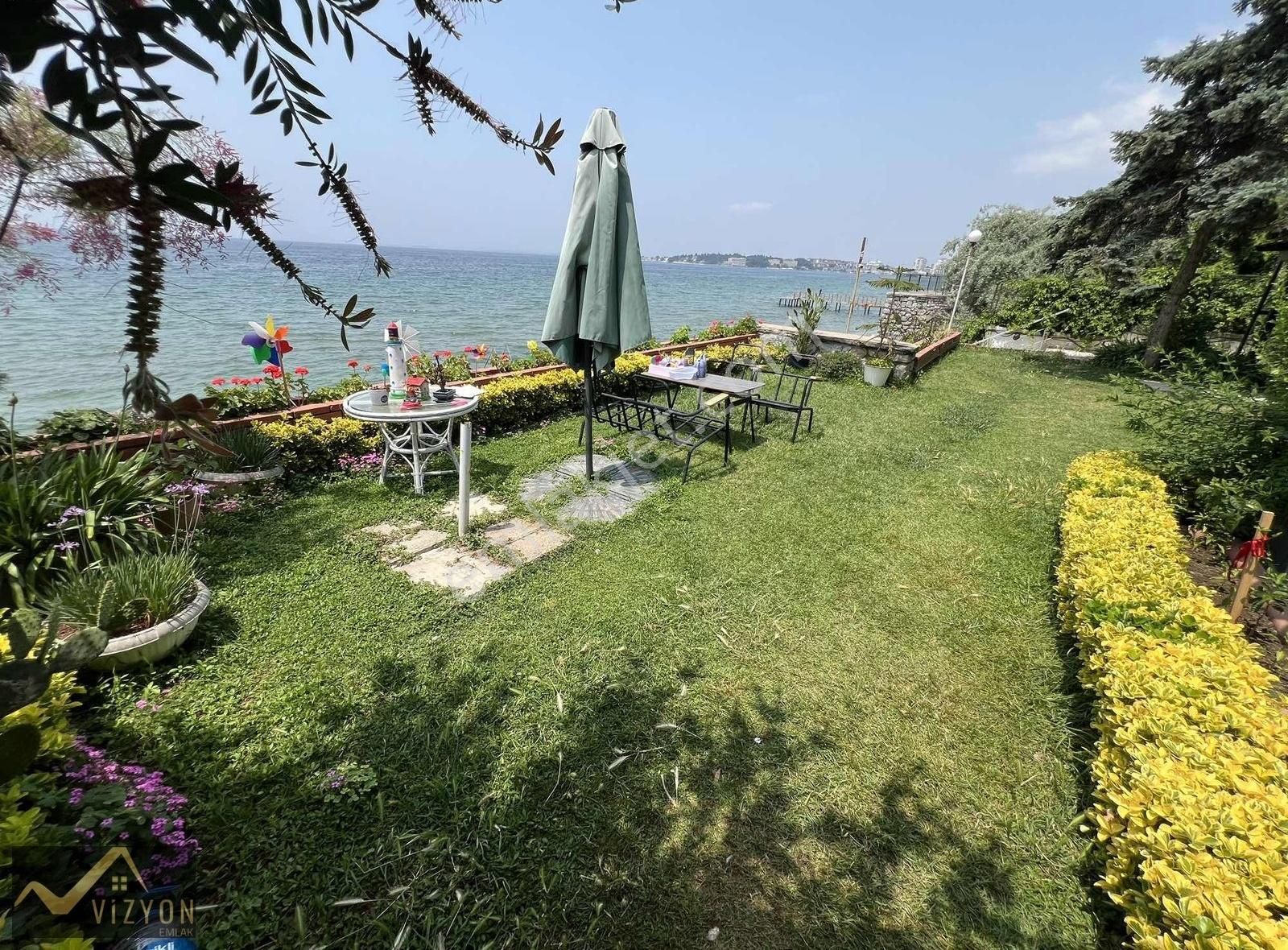 Vizyon Emlak'tan Denize Sıfır Site İçerisinde Eşyalı Daire