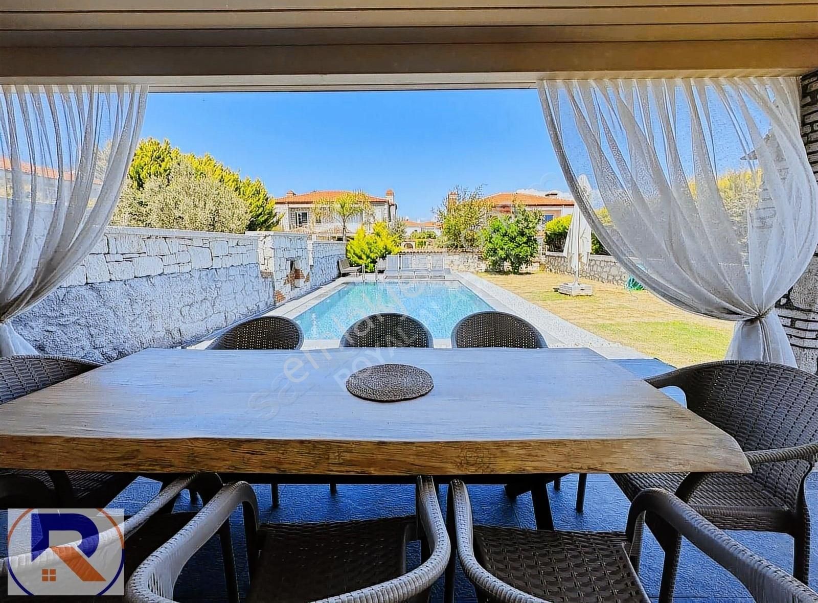 Alaçatı Hacimemiş'te Eşyalı Havuzlu Kıralık Villa