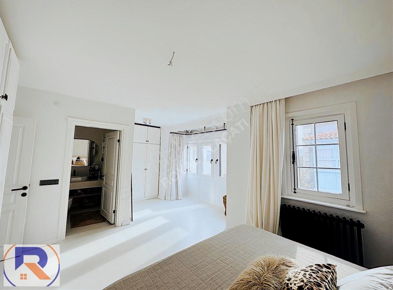 Royal Alaçatı,da Merkezi Konumda Geniş Bahçeli Havuzlu Satılık - Görsel 14