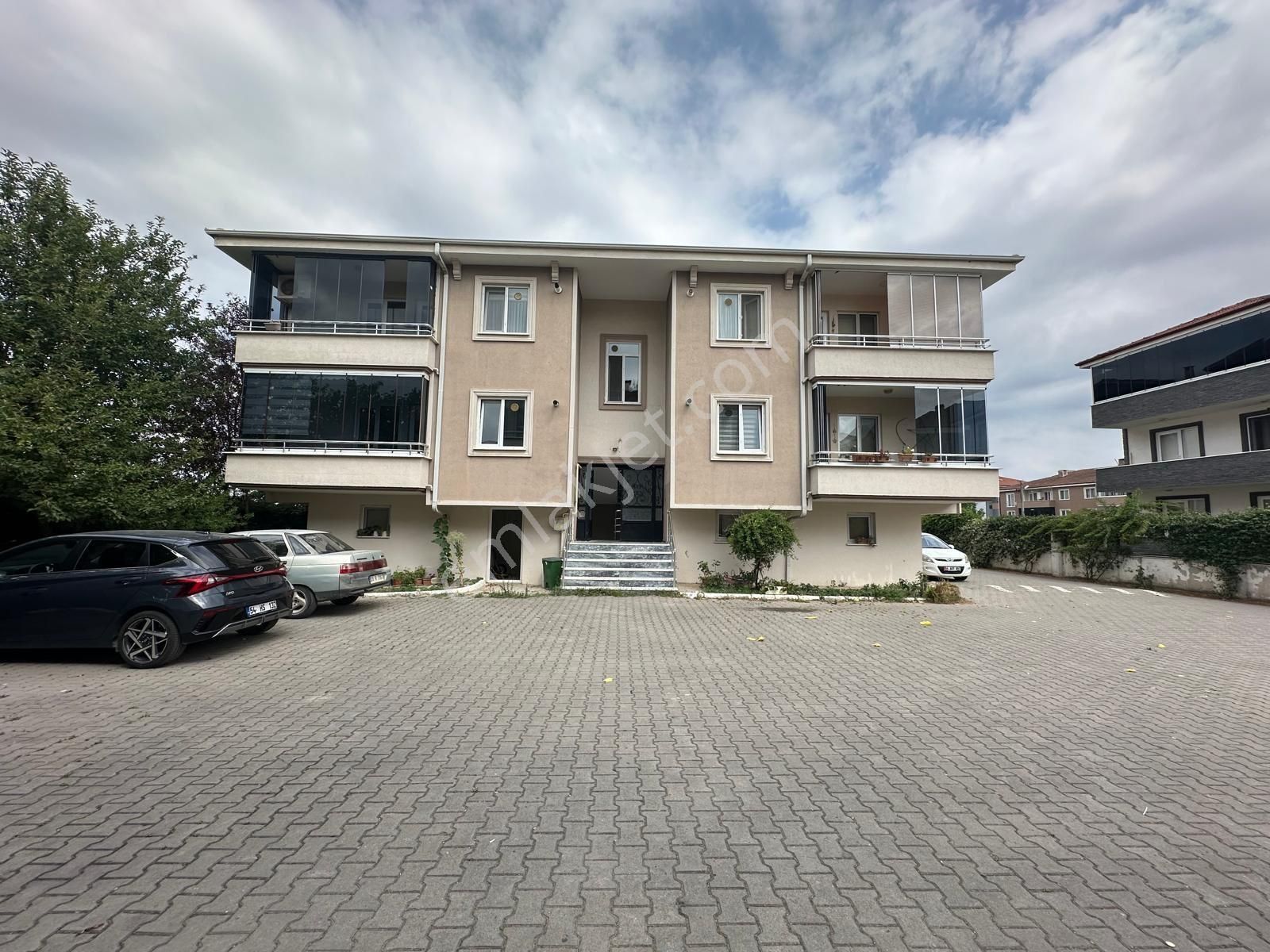 Serdivan Arabacıalanı Mah. Avm Lokasyonunda Site İçerisinde 3+1 Mutfak Ayrı Arakat Satılık Daire