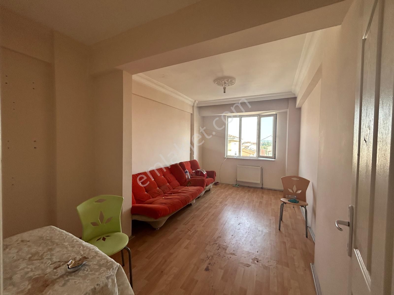 Anadolü Üni Yürüme Mesafesinde Cadde Üzeri 2+0 Daire Ma-92