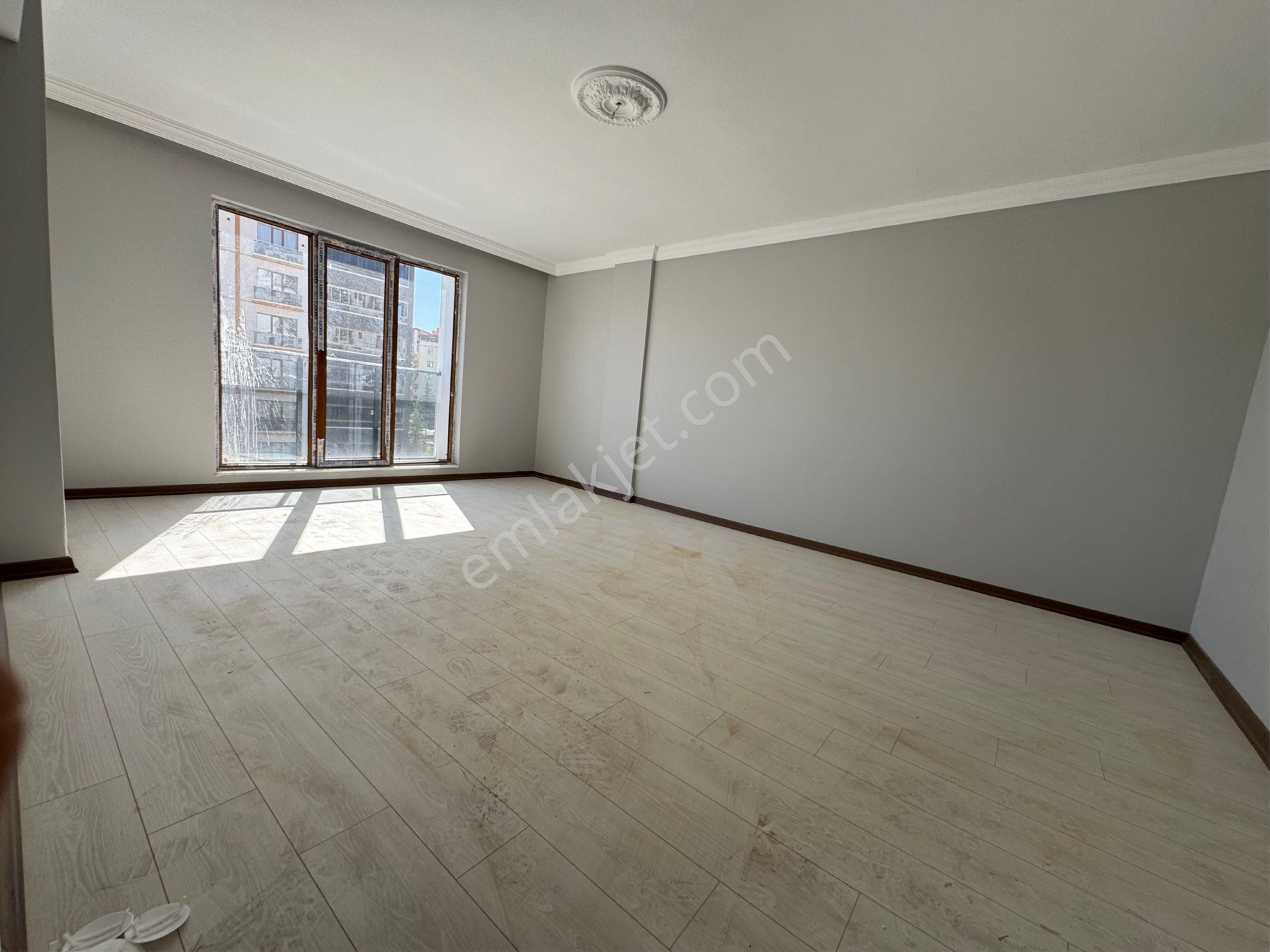 (3209) Uyanışta Cadde Üzeri Katta Ön Cephe 2+1 Sıfır Bina